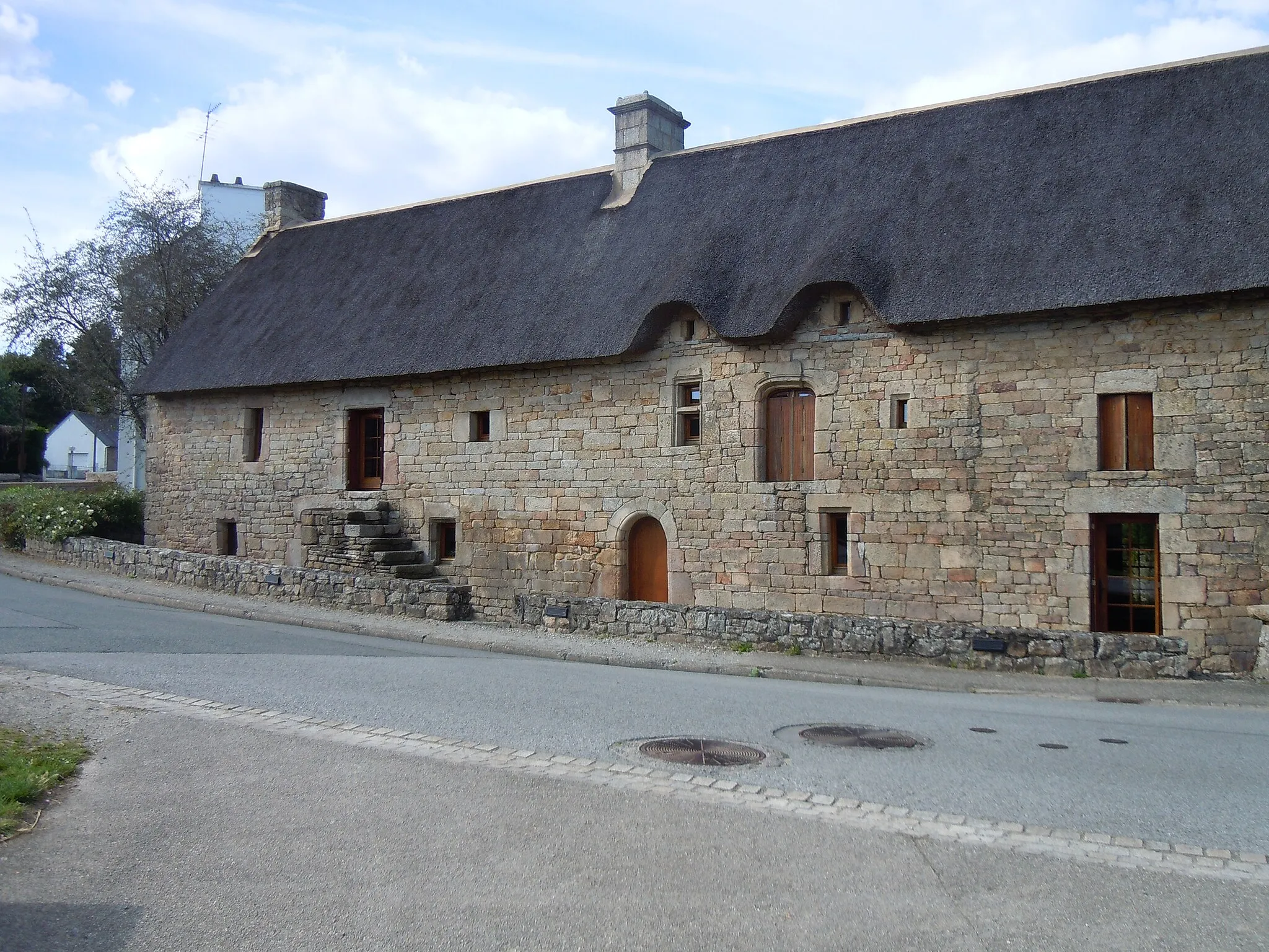 Photo showing: Chaumière dite Maison J.P Cardiet située sur la place centrale du bourg de Lanvaudan ( département du Morbihan)