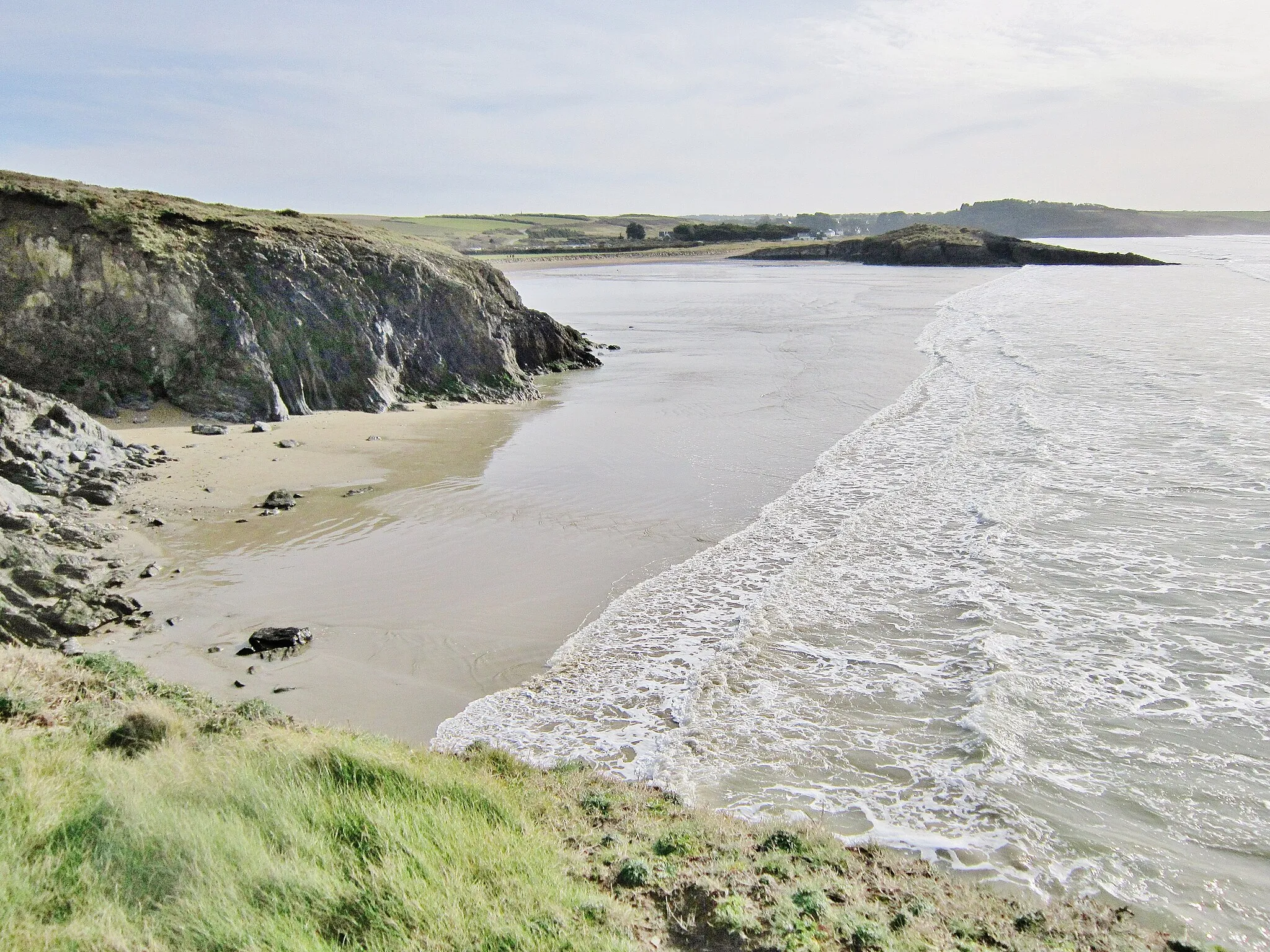 Photo showing: Ploéven : les falaises entre la pointe du Marrouz et la plage de Ty Anquer ; à l'arrière-plan l'île Salgren et la plage de Sainte-Anne-la-Palud (en Plonévez-Porzay).