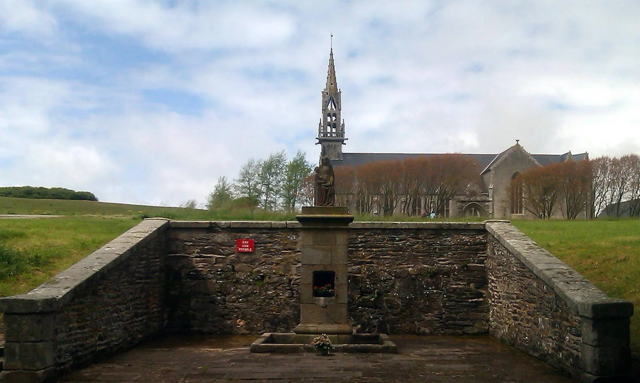 Photo showing: Fontaine actuelle de Sainte-Anne La Palud avec en arrière plan la chapelle