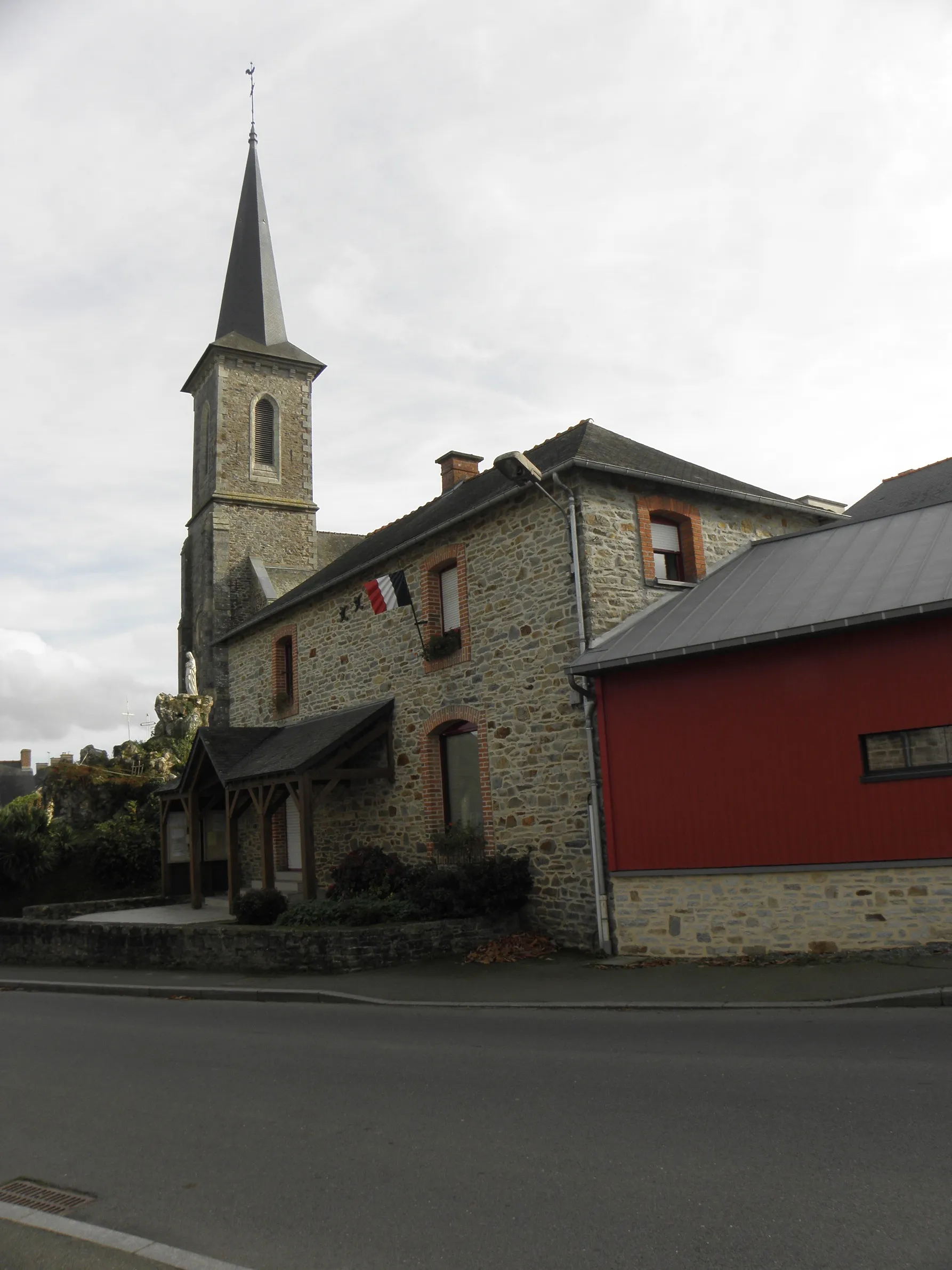 Photo showing: Église Saint-Pierre et mairie de Marpiré (35).