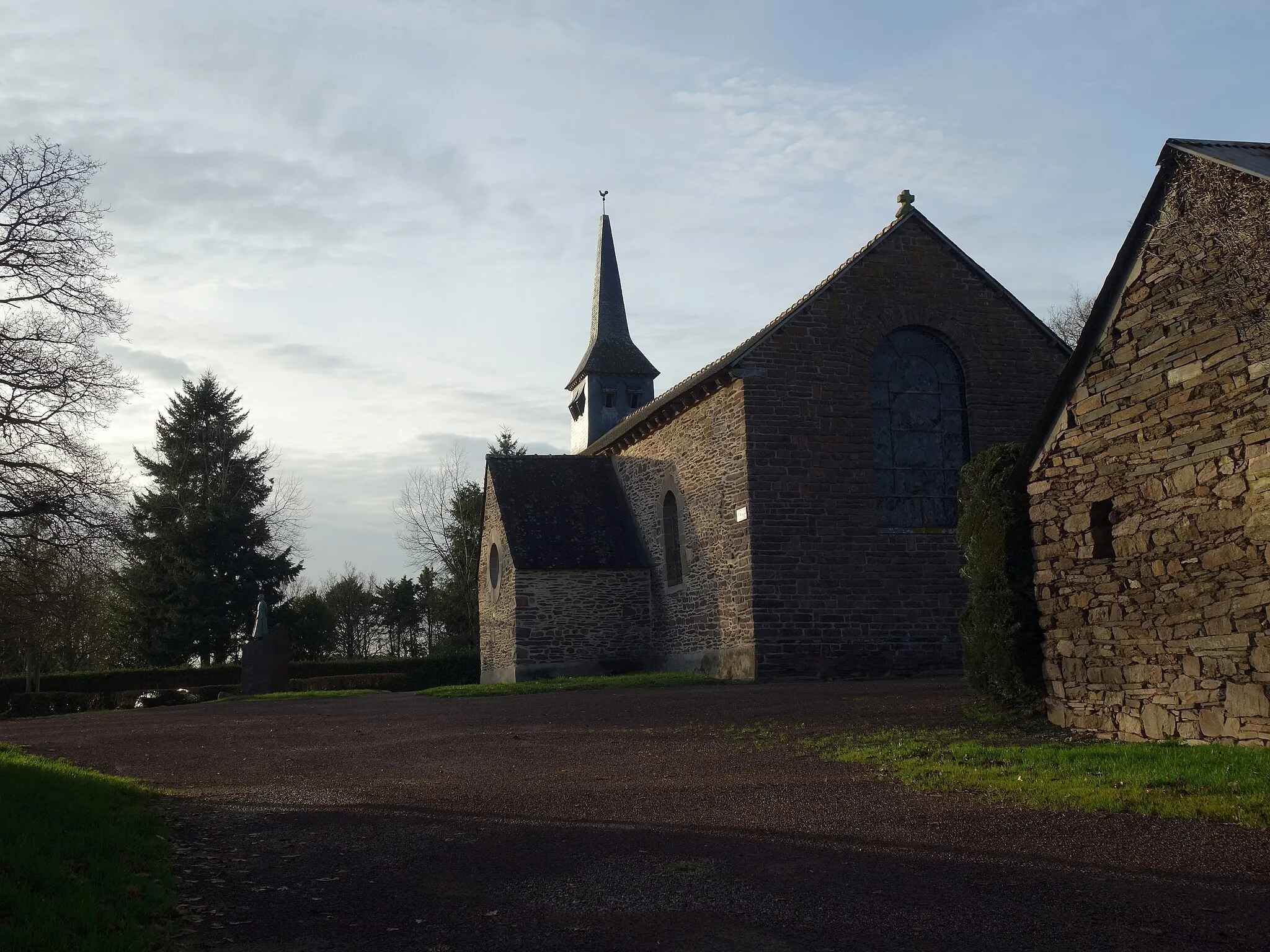 Photo showing: Nous approchons de la célèbre Église Sainte Onenne de Tréhorenteuc depuis la rue principale du bourg, la bien nommée « Rue de Brocéliande »...