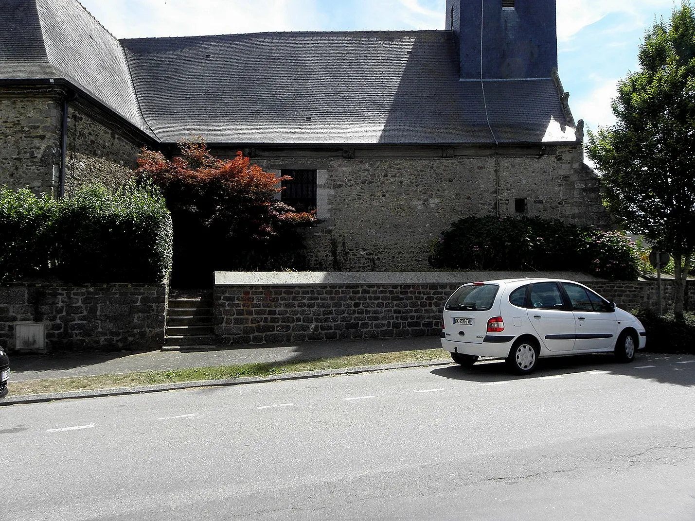 Photo showing: Costale nord de la nef de l'église Saint-Pierre de Pleumeleuc (35).