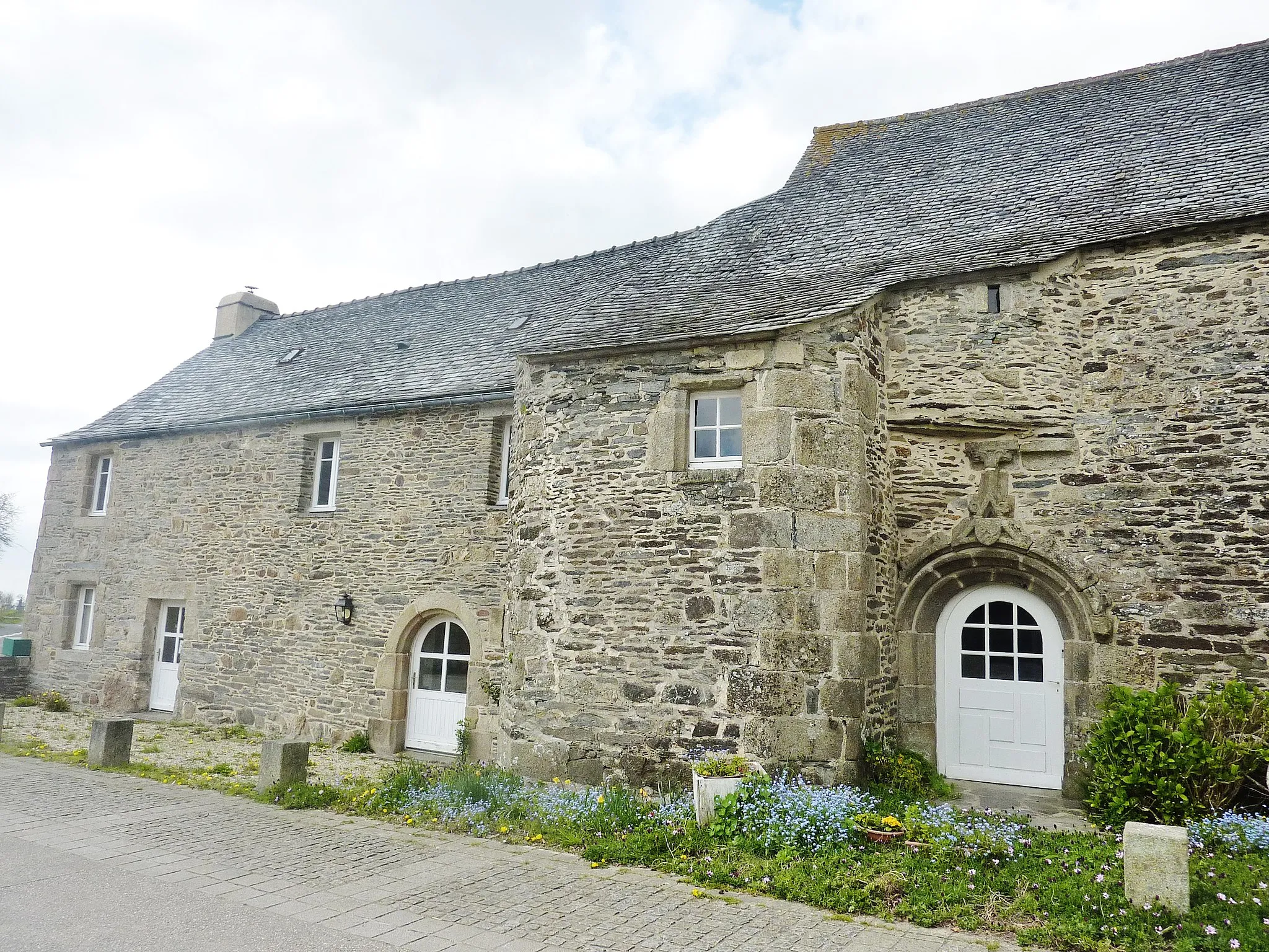 Photo showing: This building is inscrit au titre des monuments historiques de la France. It is indexed in the base Mérimée, a database of architectural heritage maintained by the French Ministry of Culture, under the reference PA00090109 .