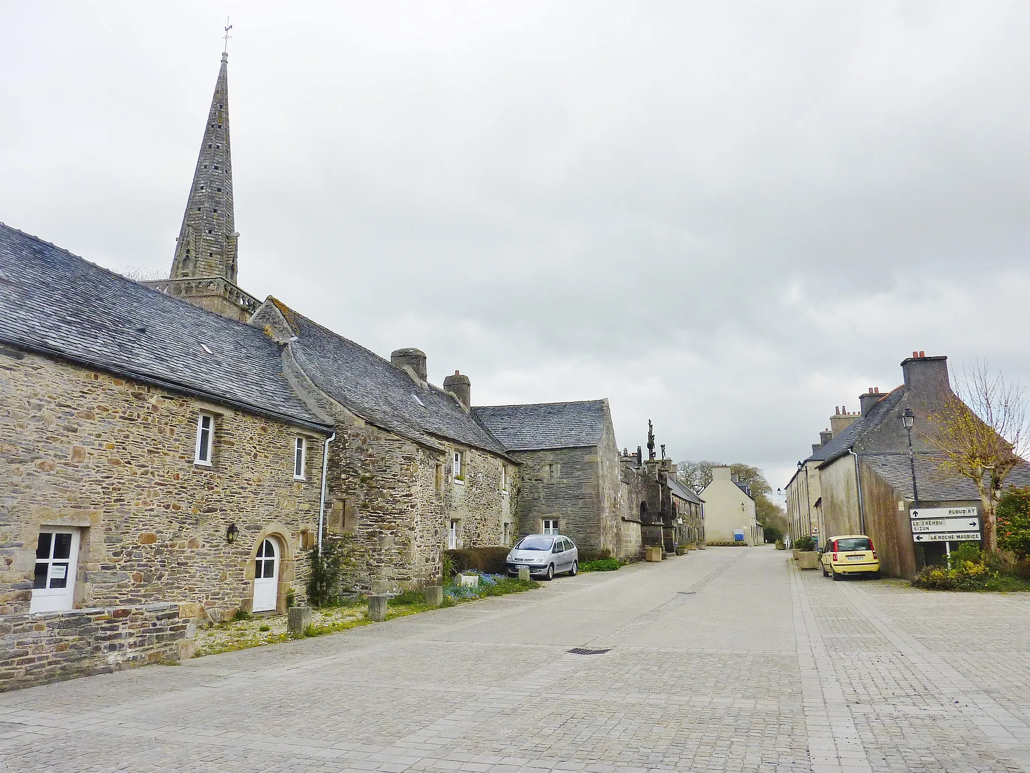 Photo showing: La Martyre : la rue principale du bourg