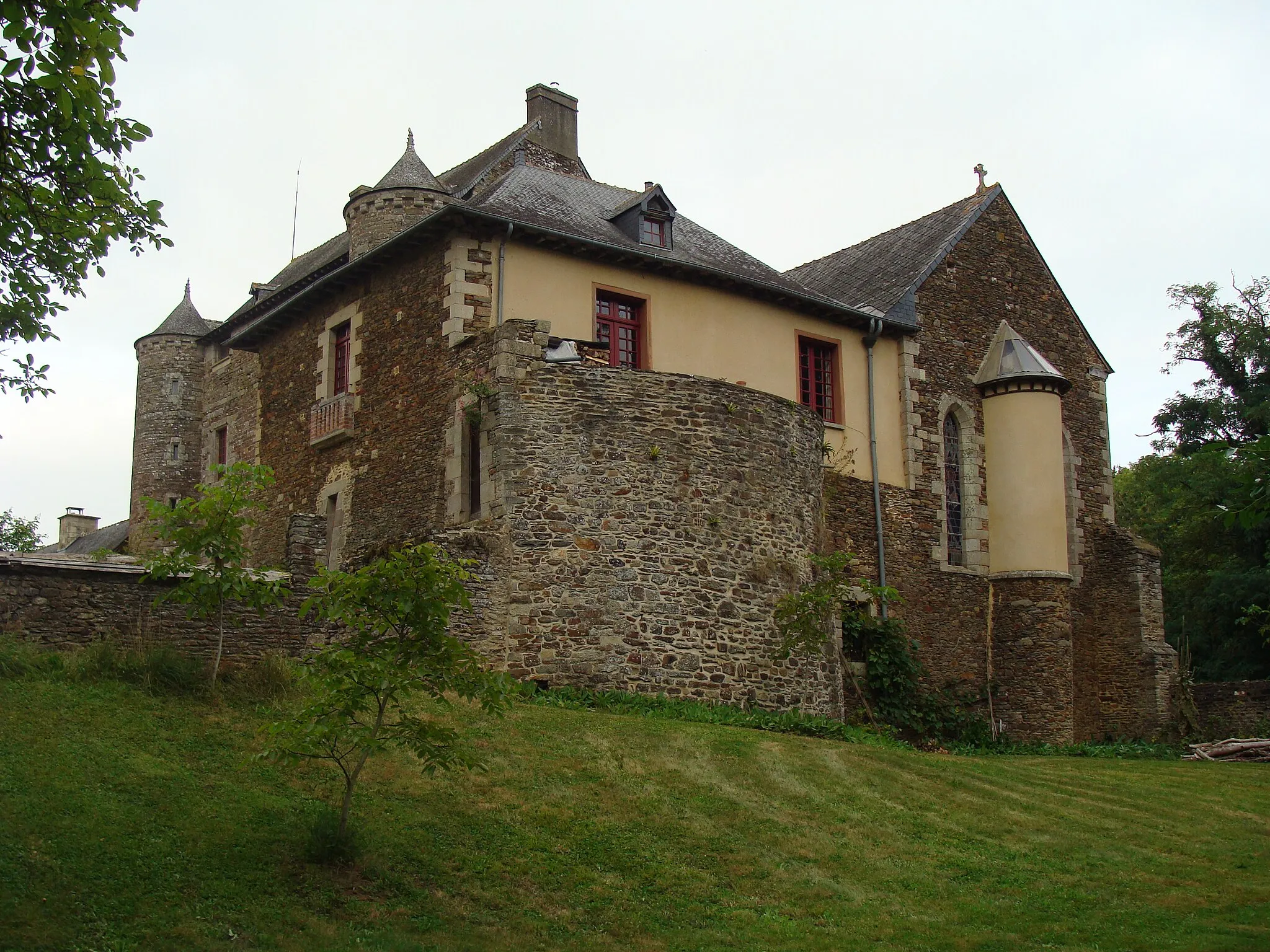 Photo showing: This building is indexed in the base Mérimée, a database of architectural heritage maintained by the French Ministry of Culture, under the reference PA00090635 .