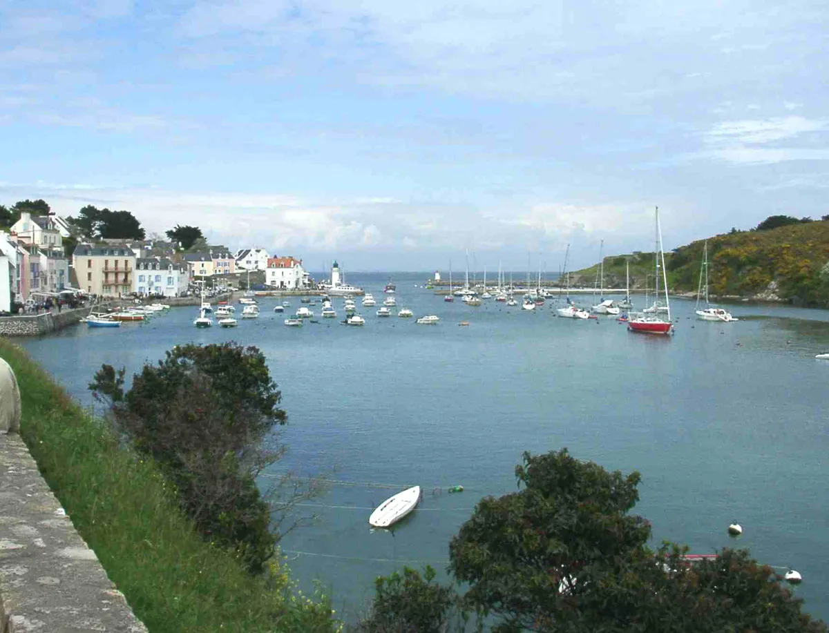 Photo showing: Description : Port de Sauzon à marée haute à Belle Ile

Lieu : Sauzon, Belle Ile, Bretagne, France
Auteur : Pline photo personnelle