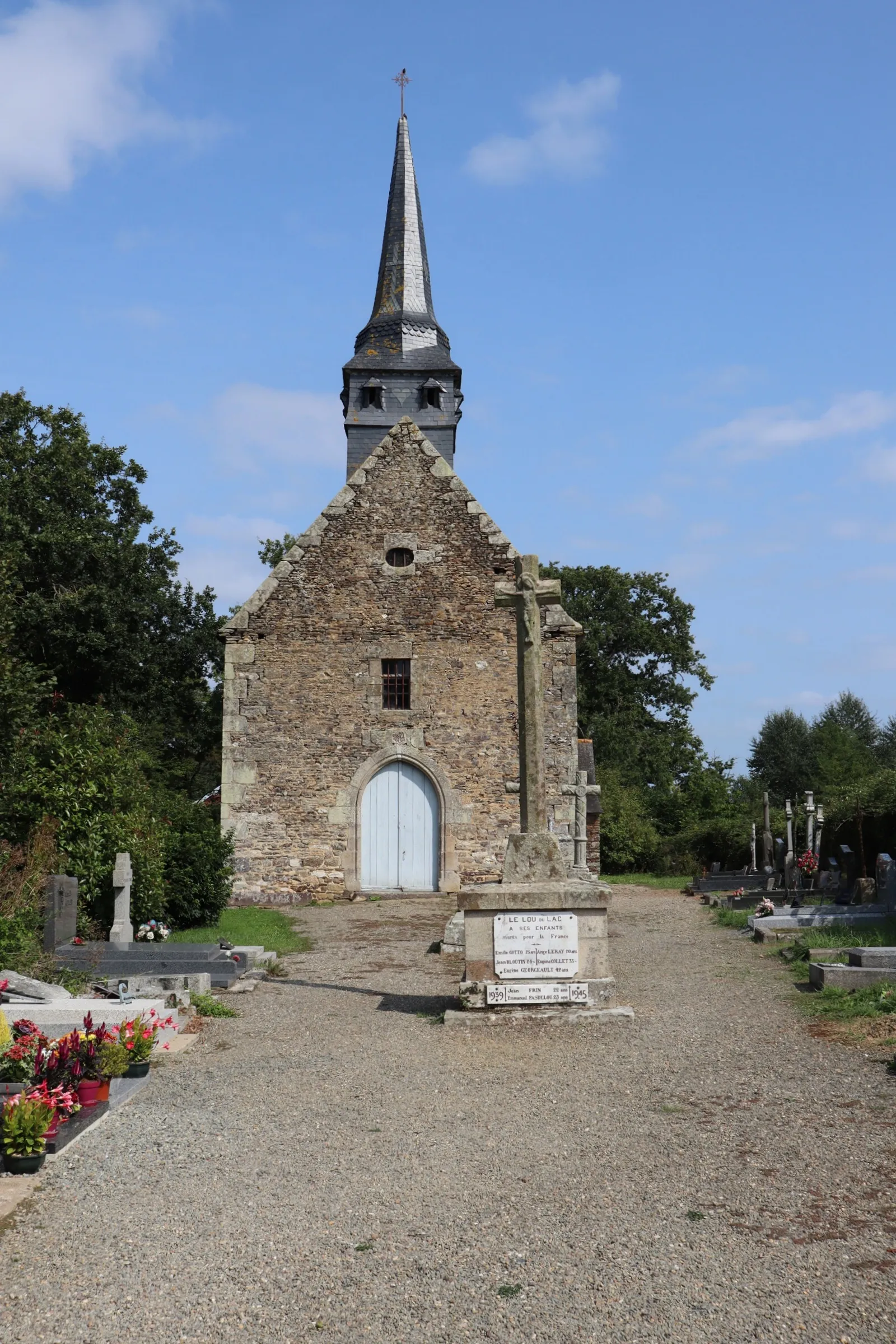 Photo showing: Extérieur de l'église Saint-Loup du Lou-du-Lac à La Chapelle du Lou du Lac (35).