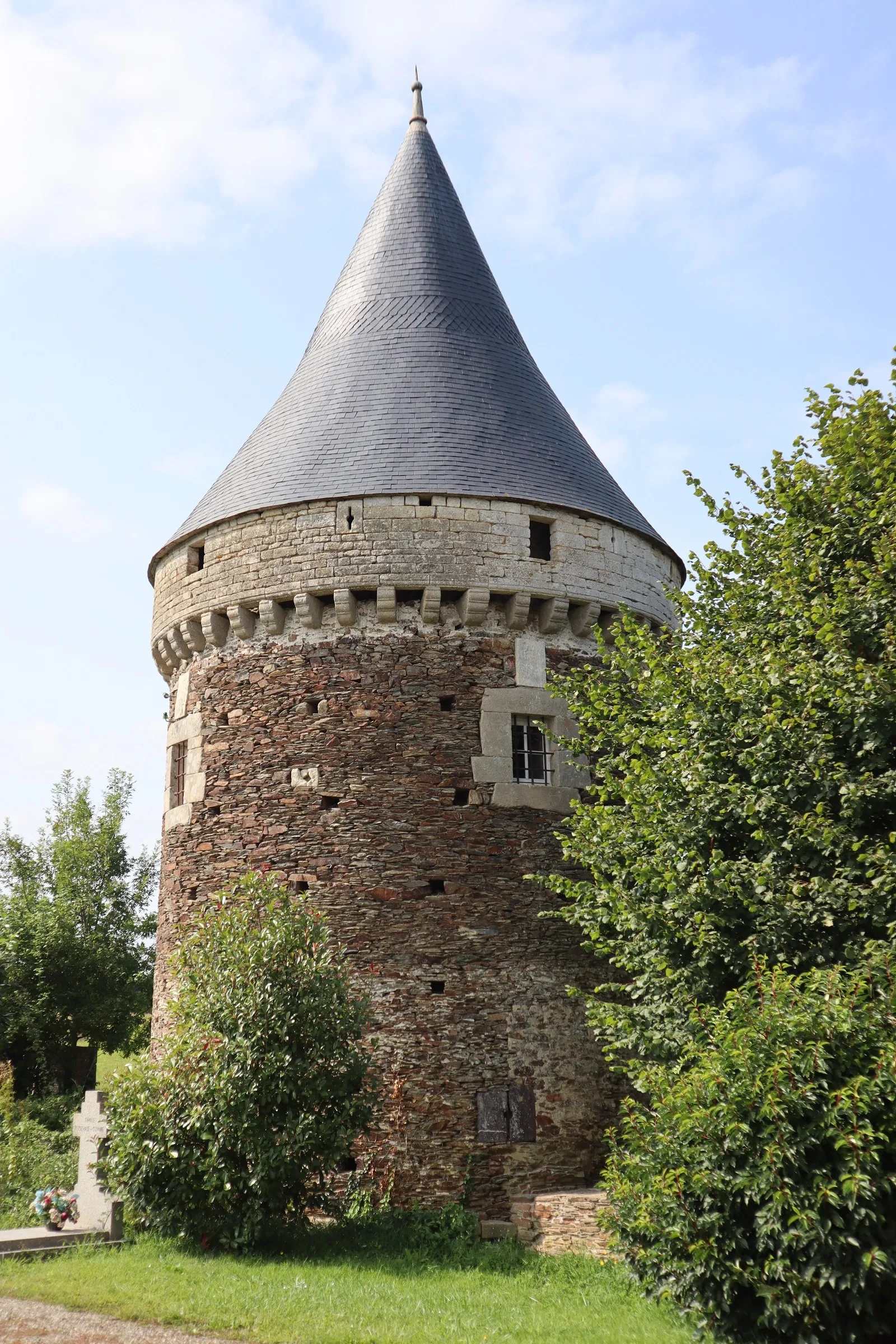 Photo showing: Tour isolée du château du Lou-du-Lac (35), commune de La Chapelle-du-Lou-du-Lac (35).