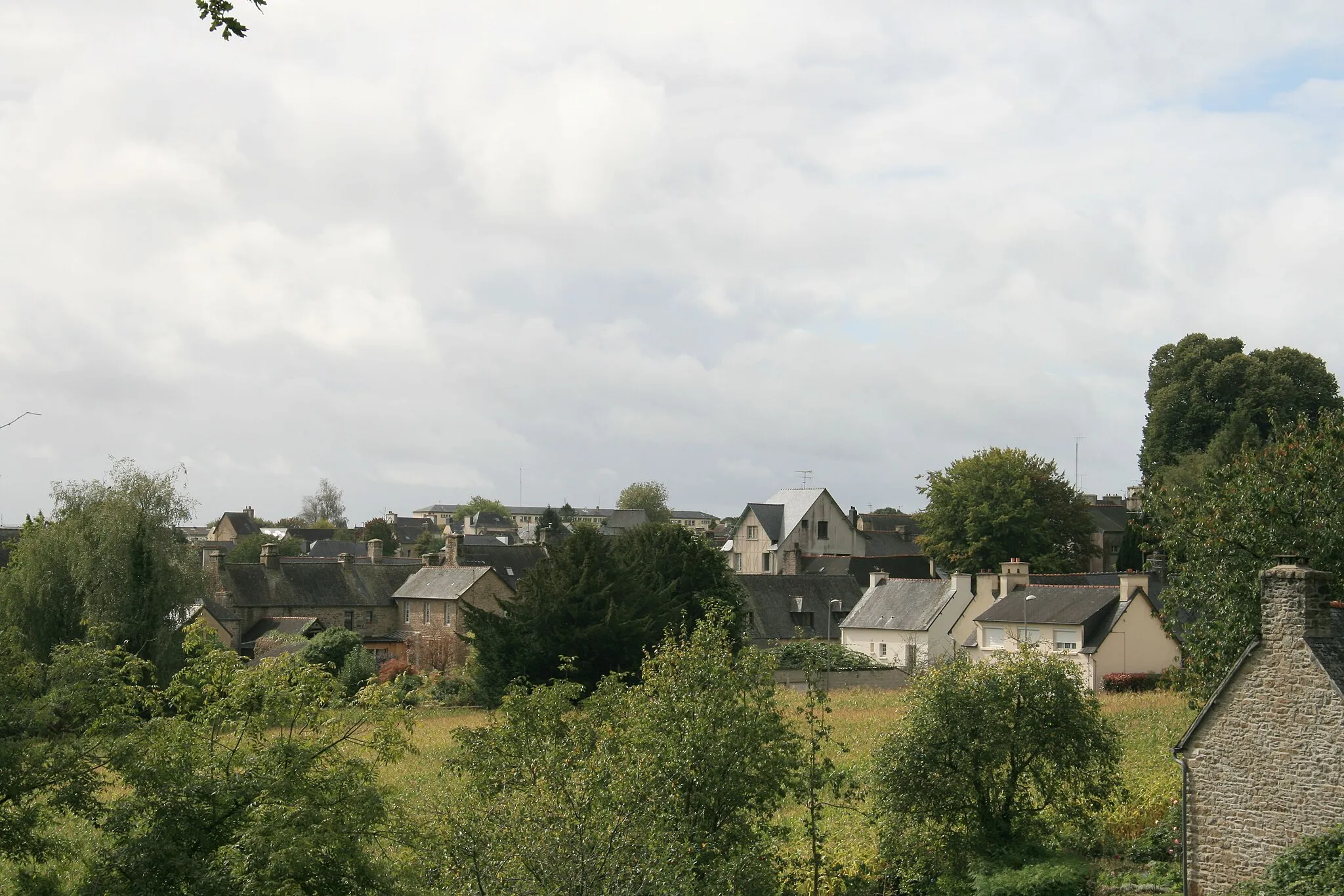 Photo showing: Vue de Saint Nicolas du Pélem - France