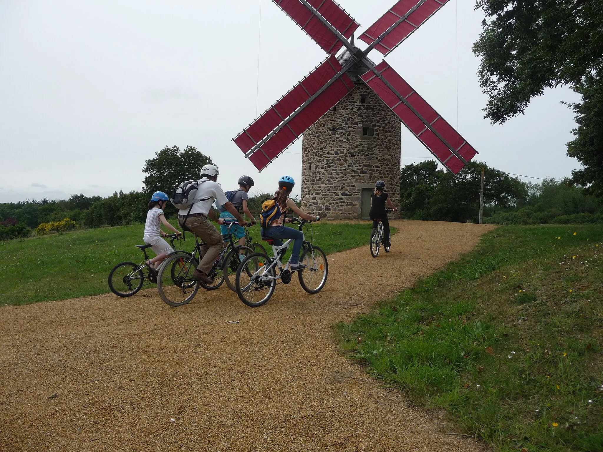 Photo showing: etables sur mer velo moulin merlet