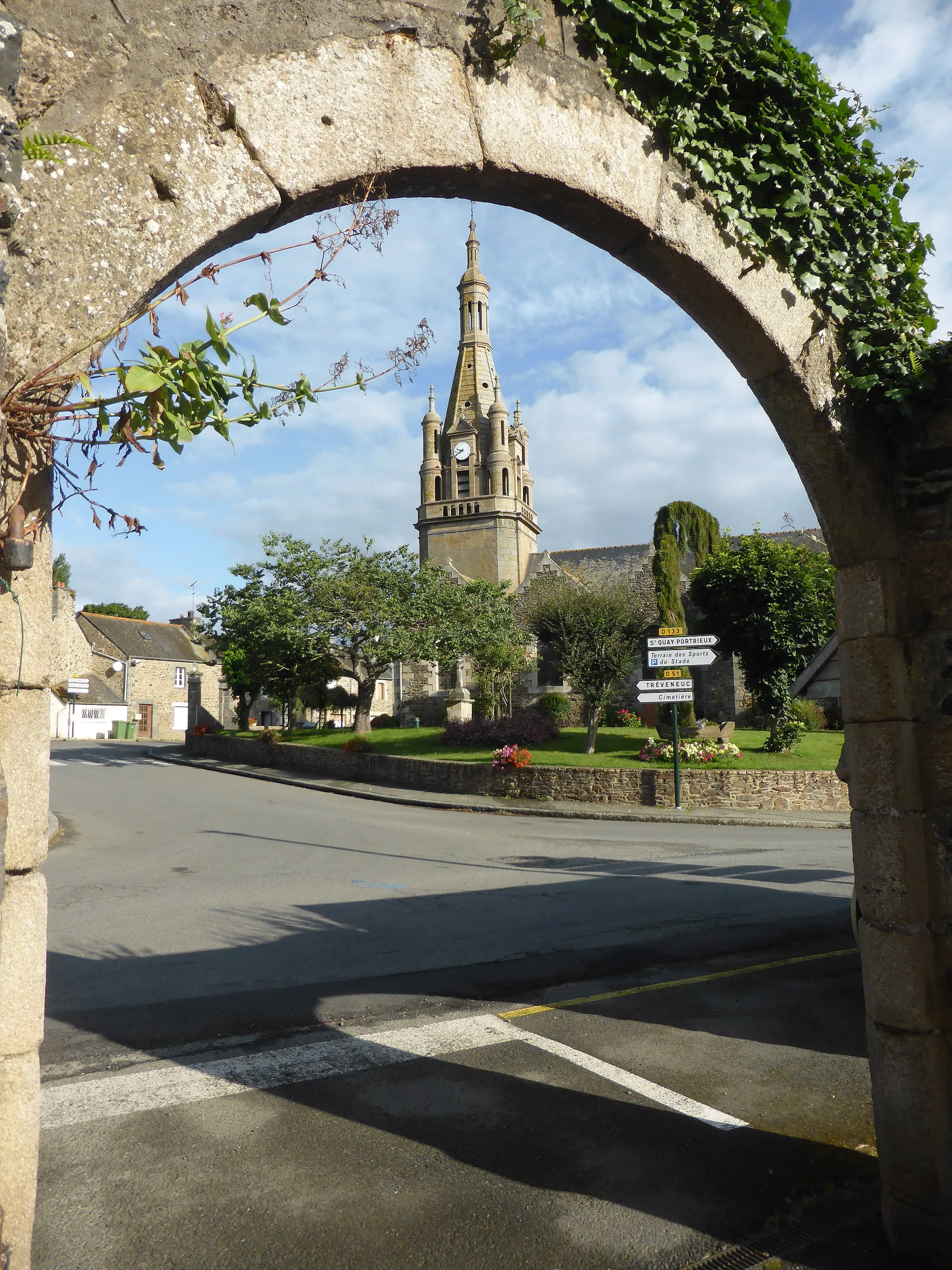 Photo showing: L'église Saint-Pierre de Plourhan, dans les Côtes-d'Armor, vue à travers une arche près de la mairie.