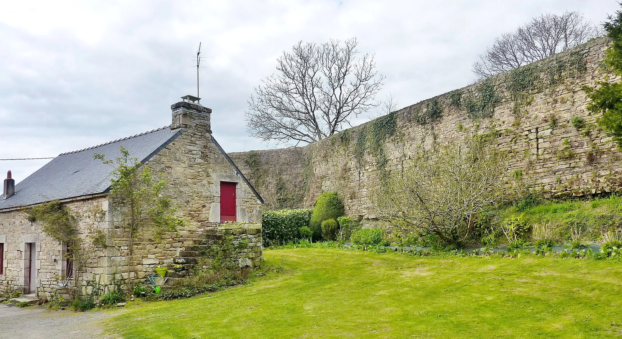 Photo showing: Les remparts de Quinipily, principal vestige subsistant de l'ancien château.