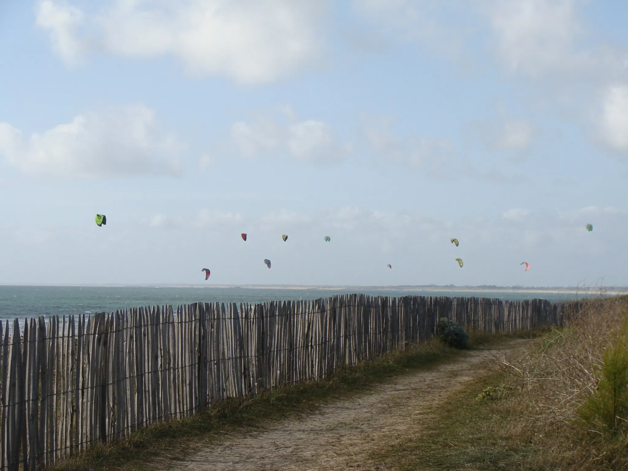 Photo showing: Kitesurfing in Saint-Pierre Quiberon, Penthièvre beach, Morbihan, France