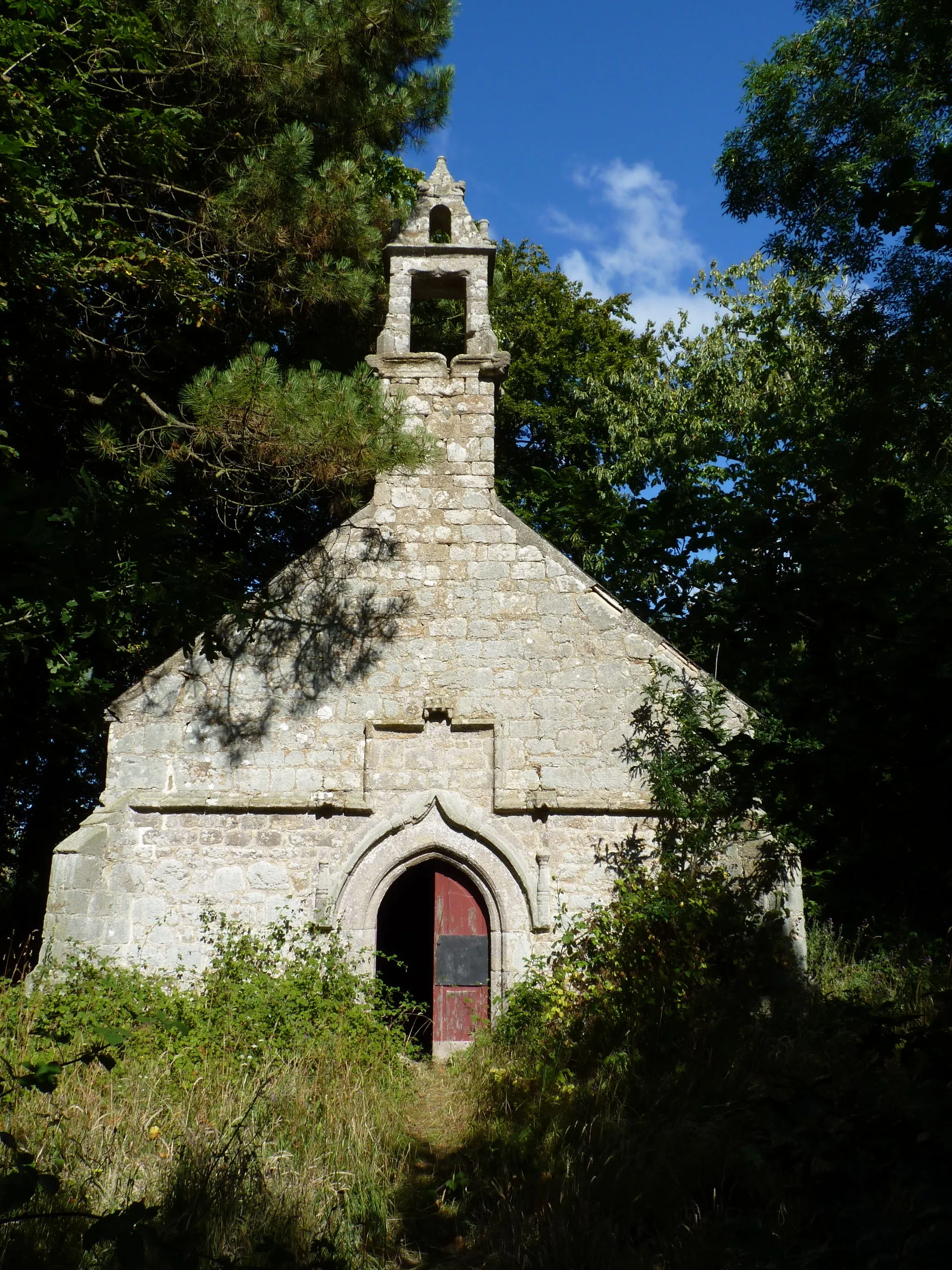 Photo showing: Chapelle du 16ème siècle à l'abandon et placître envahi par les ronces.