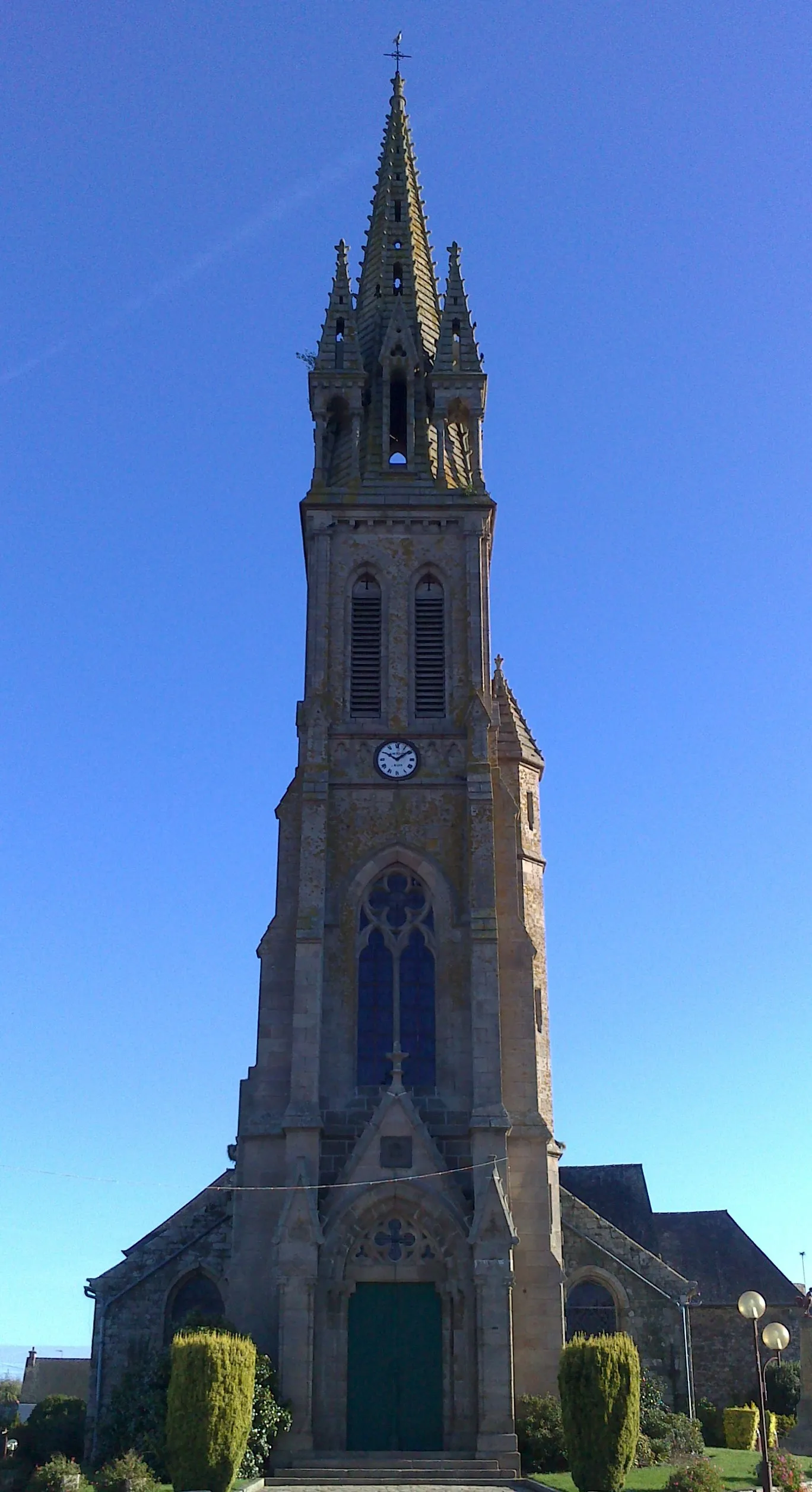 Photo showing: L'église de Goudelin (Côtes d'Armor) au centre du village