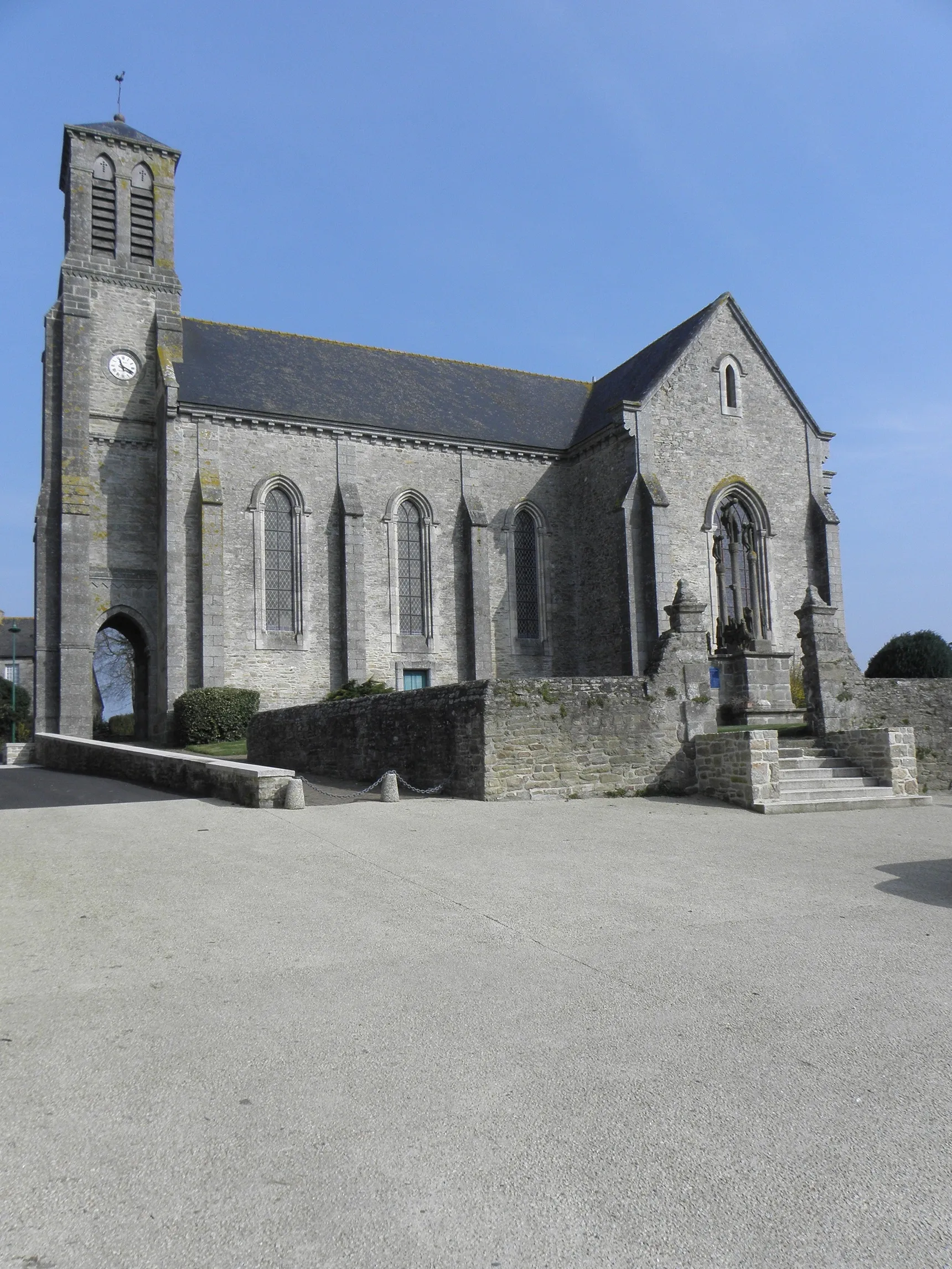 Photo showing: Église Notre-Dame à Senven-Léhart (22). Flanc sud et calvaire.