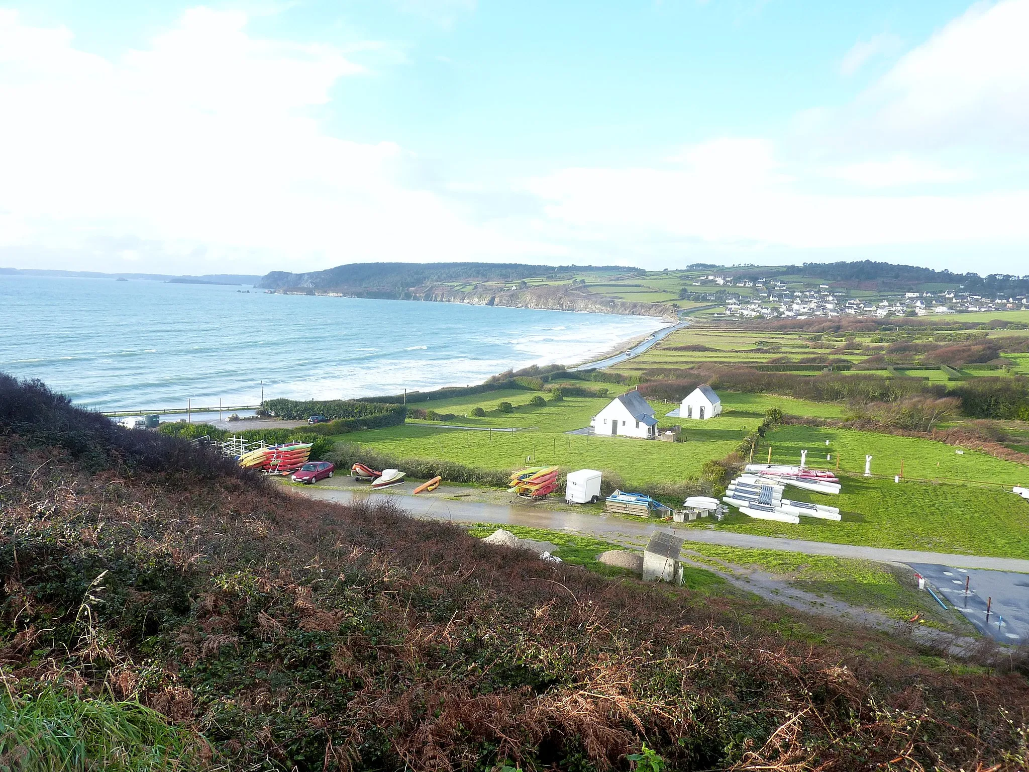 Photo showing: Telgruc-sur-Mer : la plage de Trez Bellec vue du sud en période hivernale (le camping situé au premier plan est inoccupé) ; à l'arrière-plan Ménez Caon et la pointe de Pen-ar-Vir.