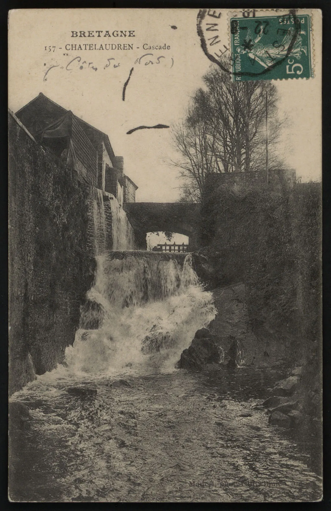 Photo showing: Châtelaudren - Cascade.