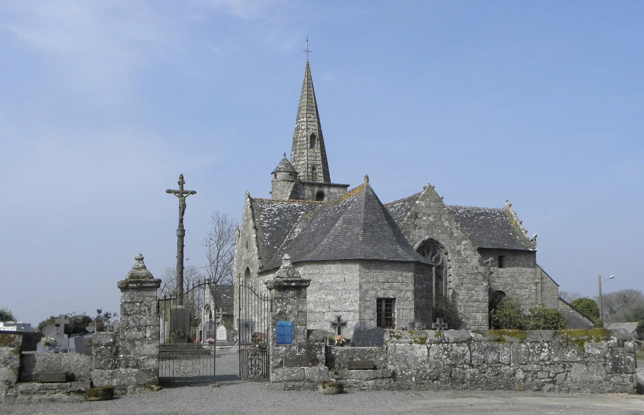 Photo showing: Chevet de l'église Saint-Gildas de Magoar (22).