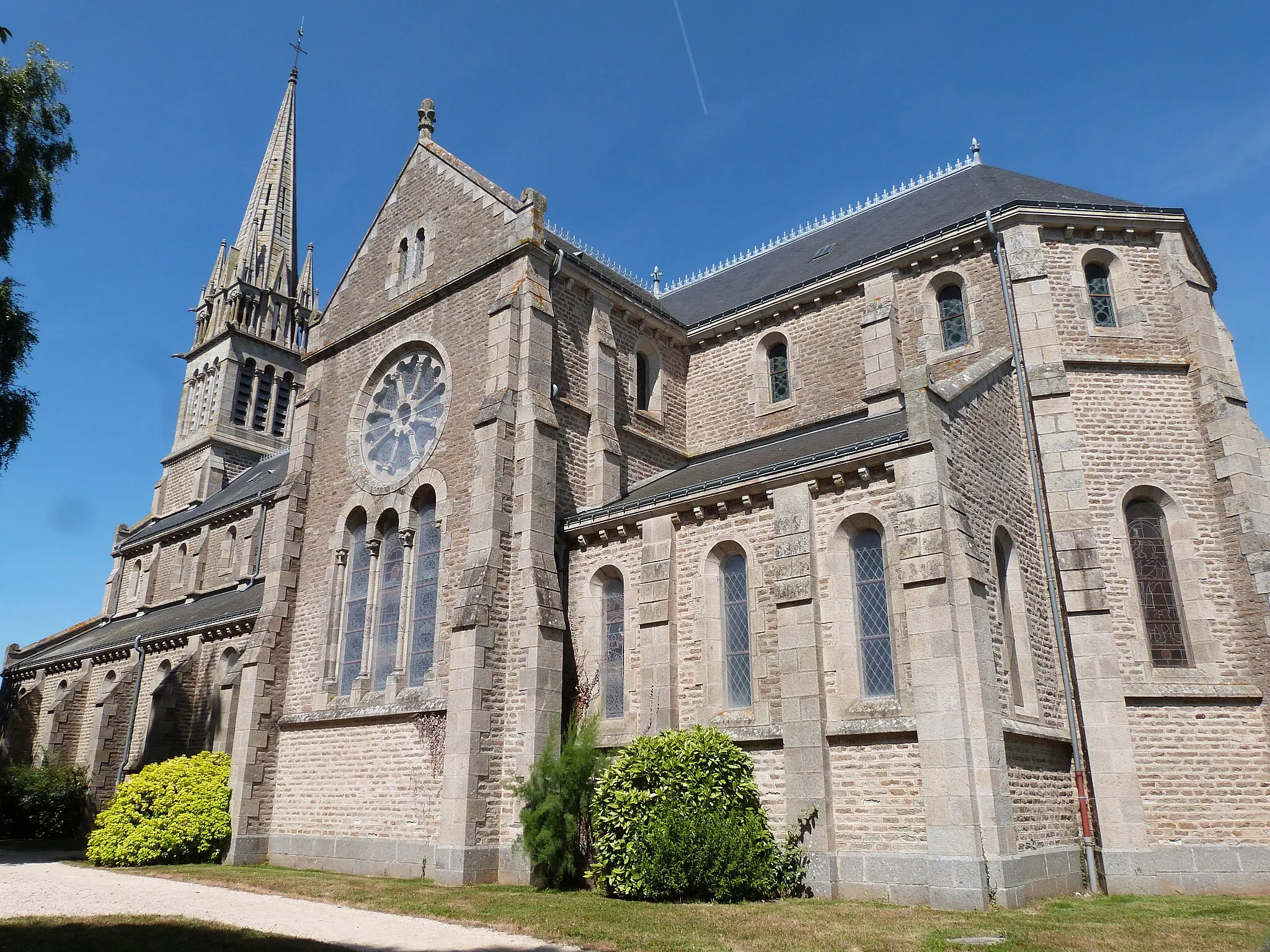 Photo showing: Façade sud de l'église de Pommeret