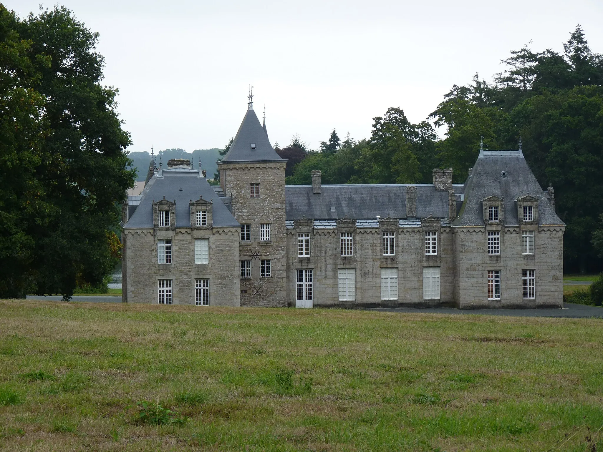 Photo showing: Château regroupant divers éléments construits du 15ème siècle au 19ème siècle.
