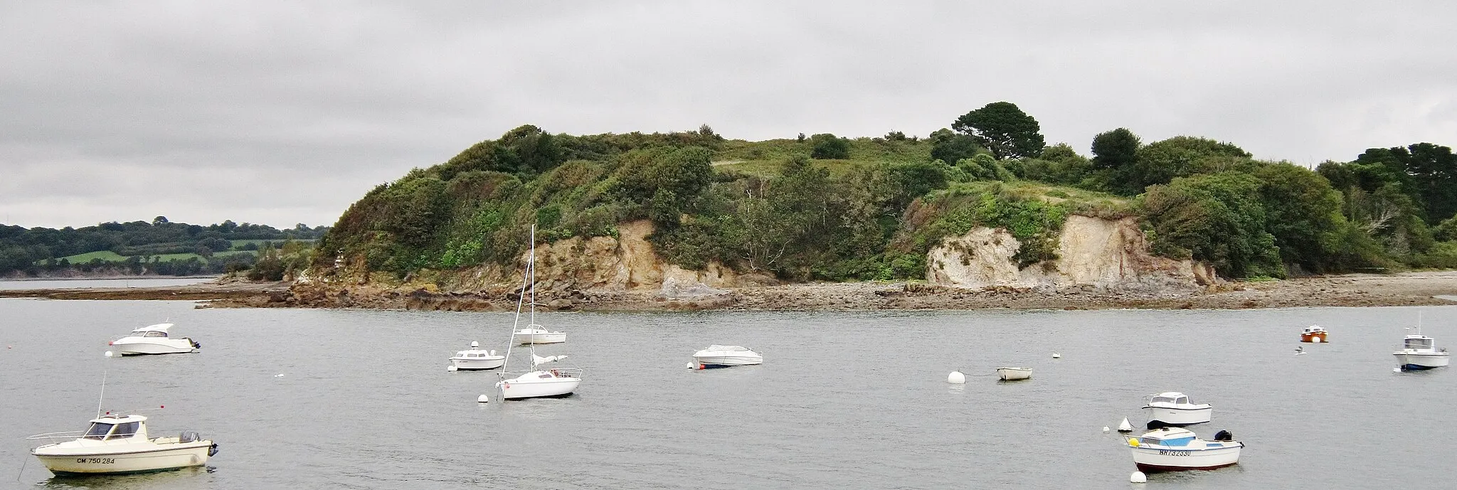 Photo showing: Logonna-Daoulas : l'oppidum de la Pointe du Château vu depuis la rive sud de l'Anse de Penn Foull à proximité du port du Roz.