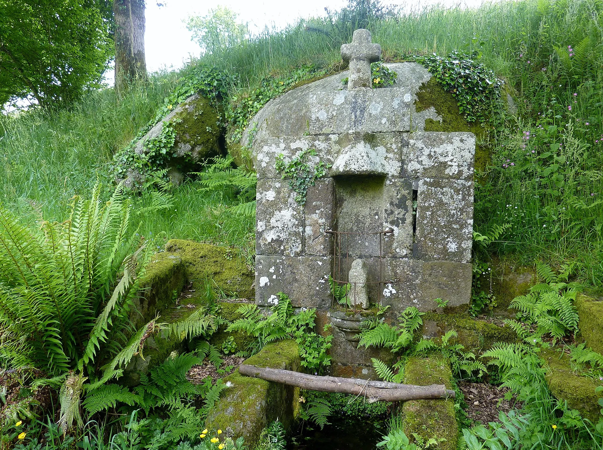 Photo showing: Lanrivain : fontaine dans le village de Saint-Antoine.