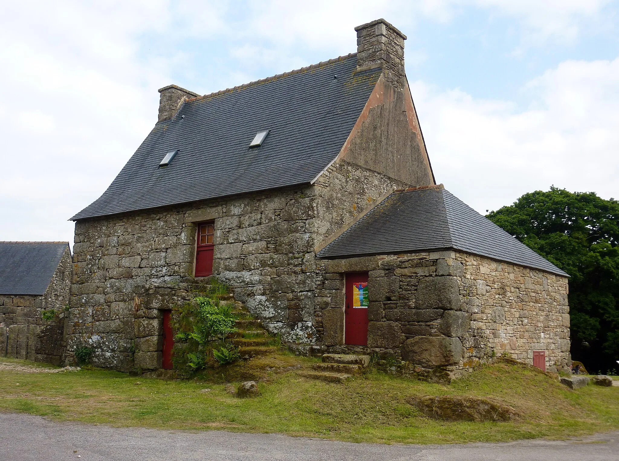 Photo showing: Lanrivain : maison ancienne, avec son escalier extérieur, dans le village de Saint-Antoine.