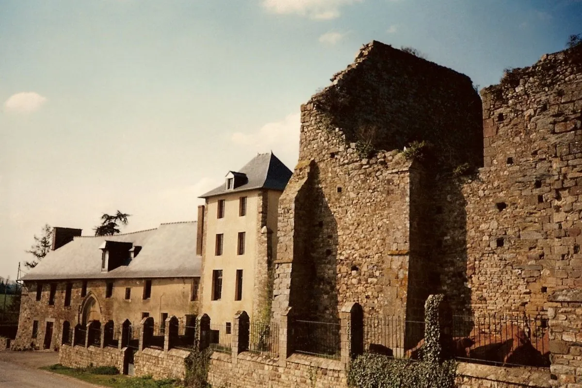 Photo showing: This building is indexed in the base Mérimée, a database of architectural heritage maintained by the French Ministry of Culture, under the reference PA00090883 .