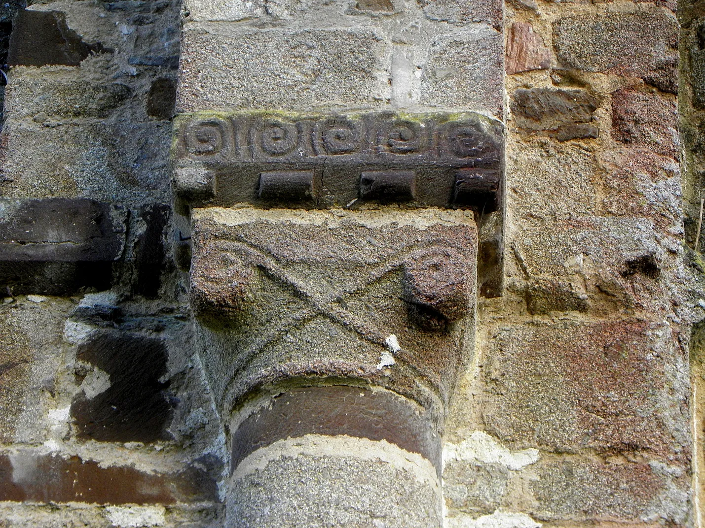 Photo showing: Chapiteau de l'abbatiale Notre-Dame-du-Nid-au-Merle, commune de Saint-Sulpice-la-Forêt (35).