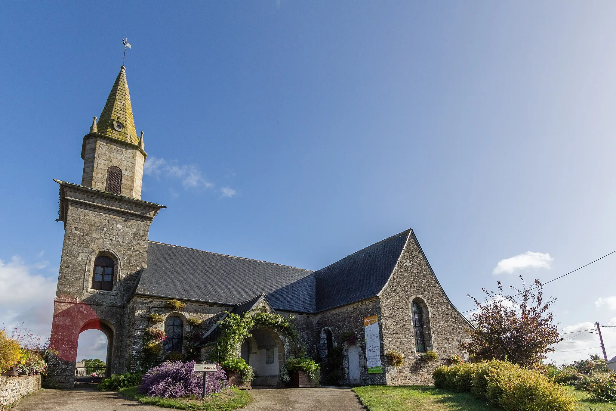 Photo showing: Extérieur de l'église Saint Théo, Le Bodéo (France).