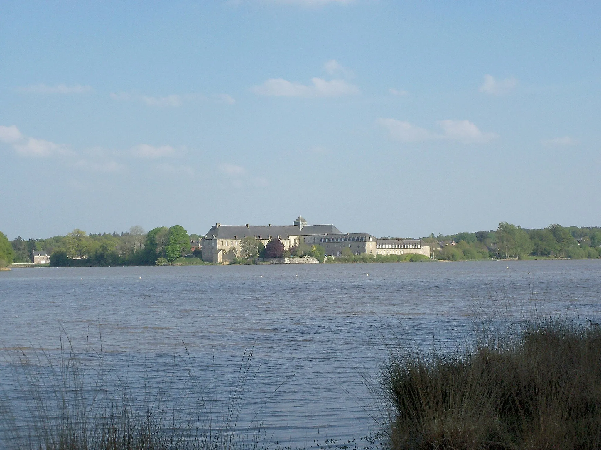 Photo showing: Etang de Paimpont et arrière des batiments de l'Abbaye de Paimpont en Ille-et-Vilaine, France en avril 2011. Plan large d'une autre photo téléchargée.