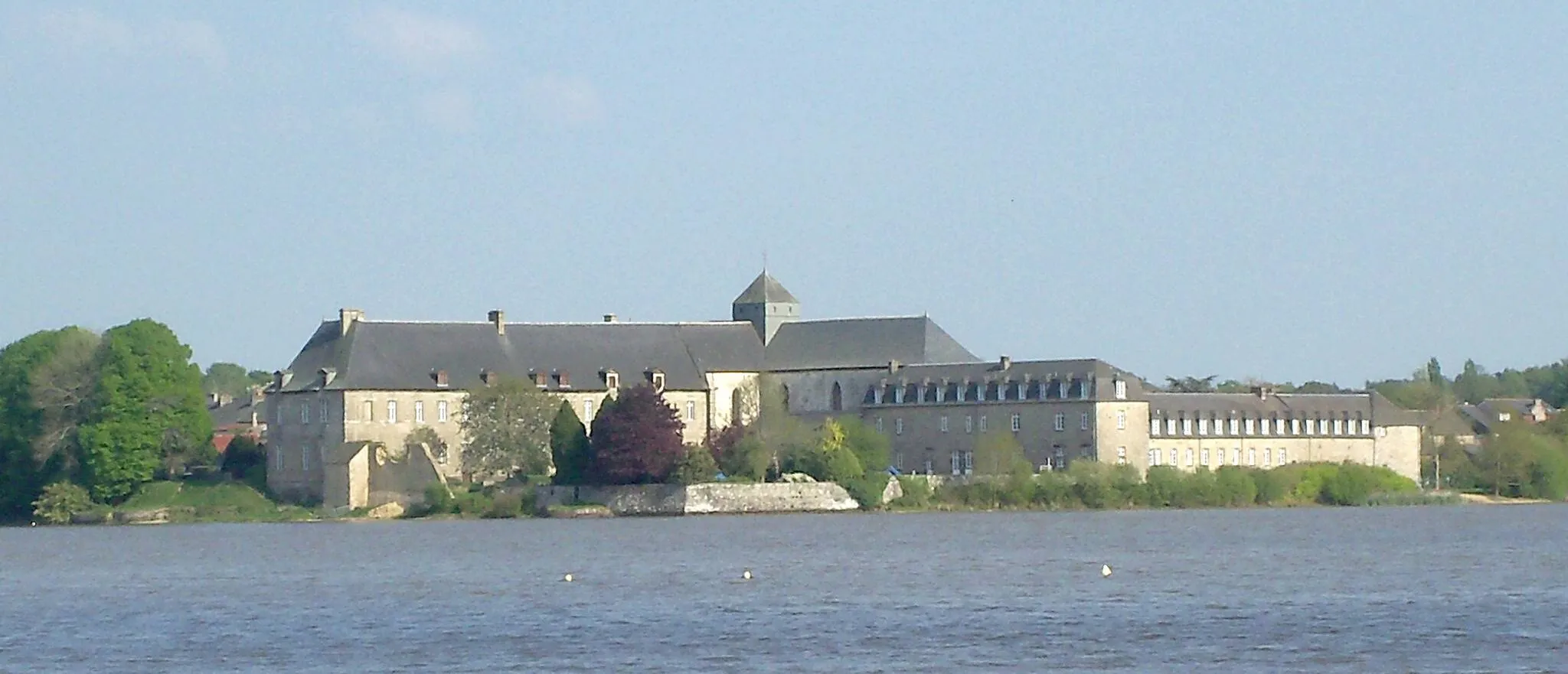 Photo showing: Arrière des batiments de l'Abbaye de Paimpont en Ille-et-Vilaine, France en avril 2011. Plan rapproché d'une autre photo téléchargée.