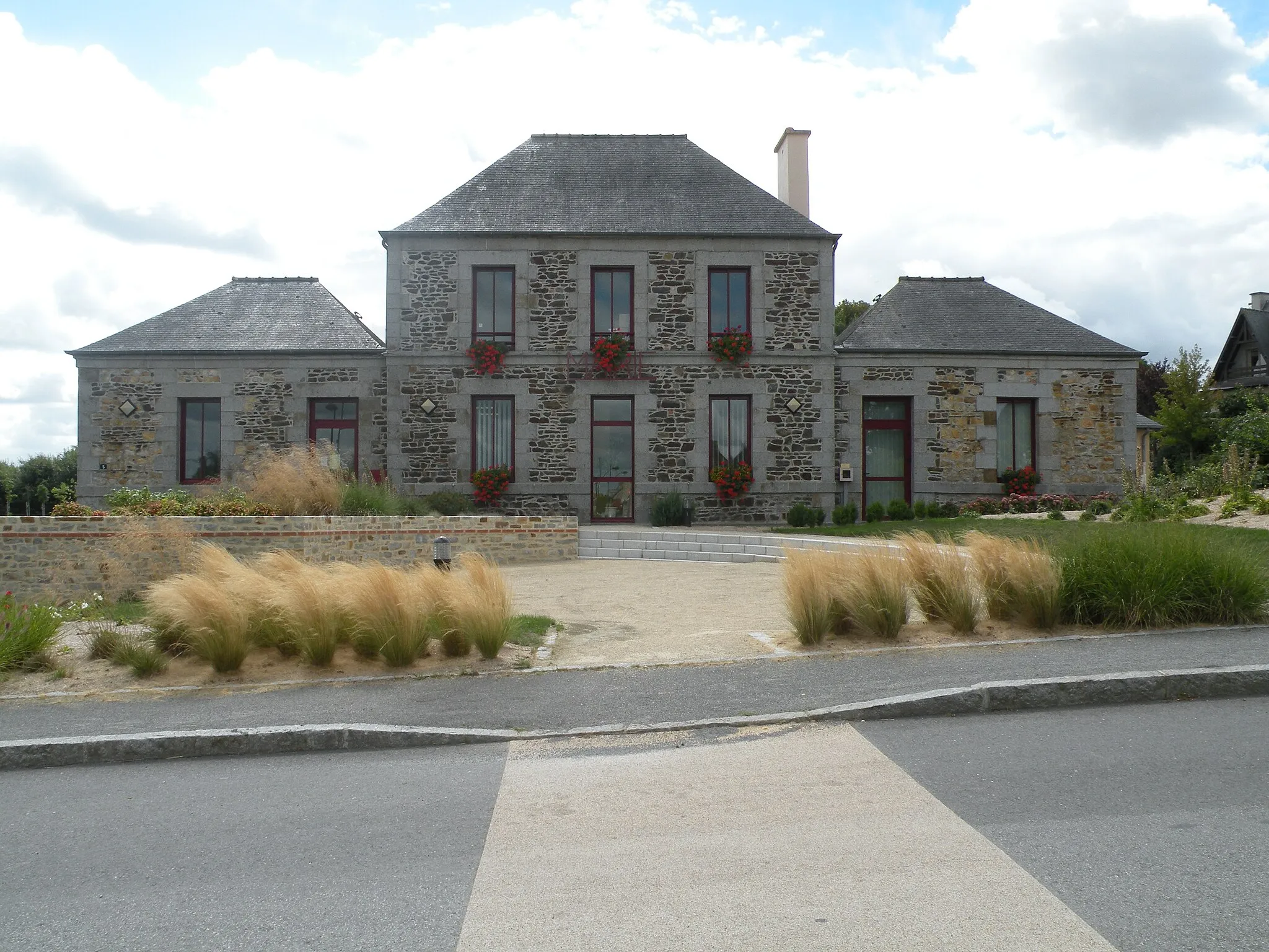 Photo showing: Town hall of Billé.