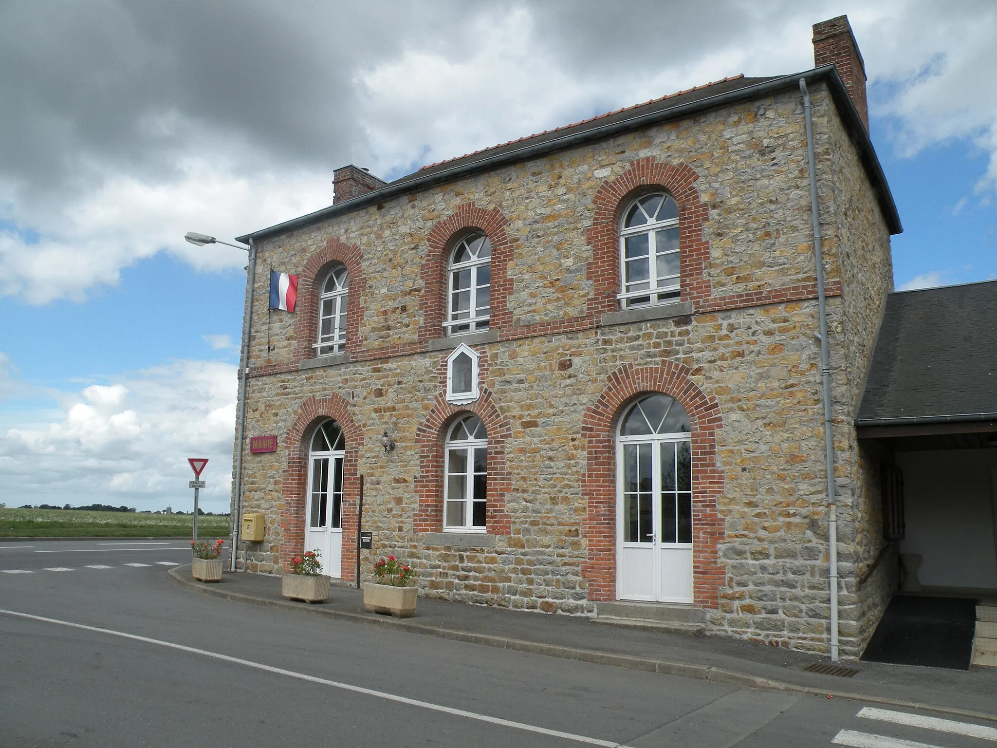 Photo showing: Town hall of Combourtillé.