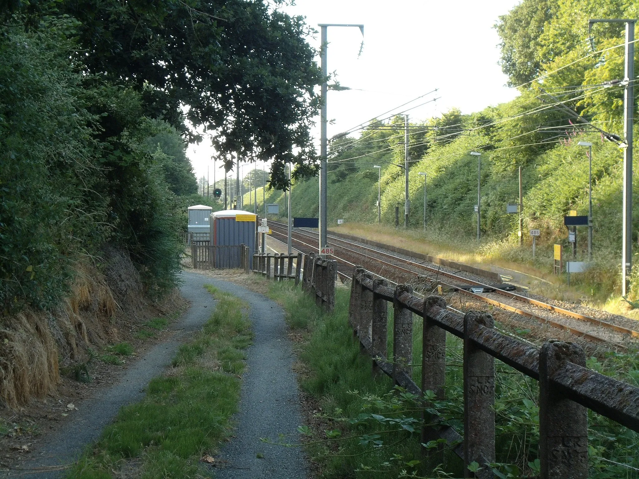 Photo showing: Vue du chemin d'accès à la Gare de Plouvara - Plerneuf en direction de rennes