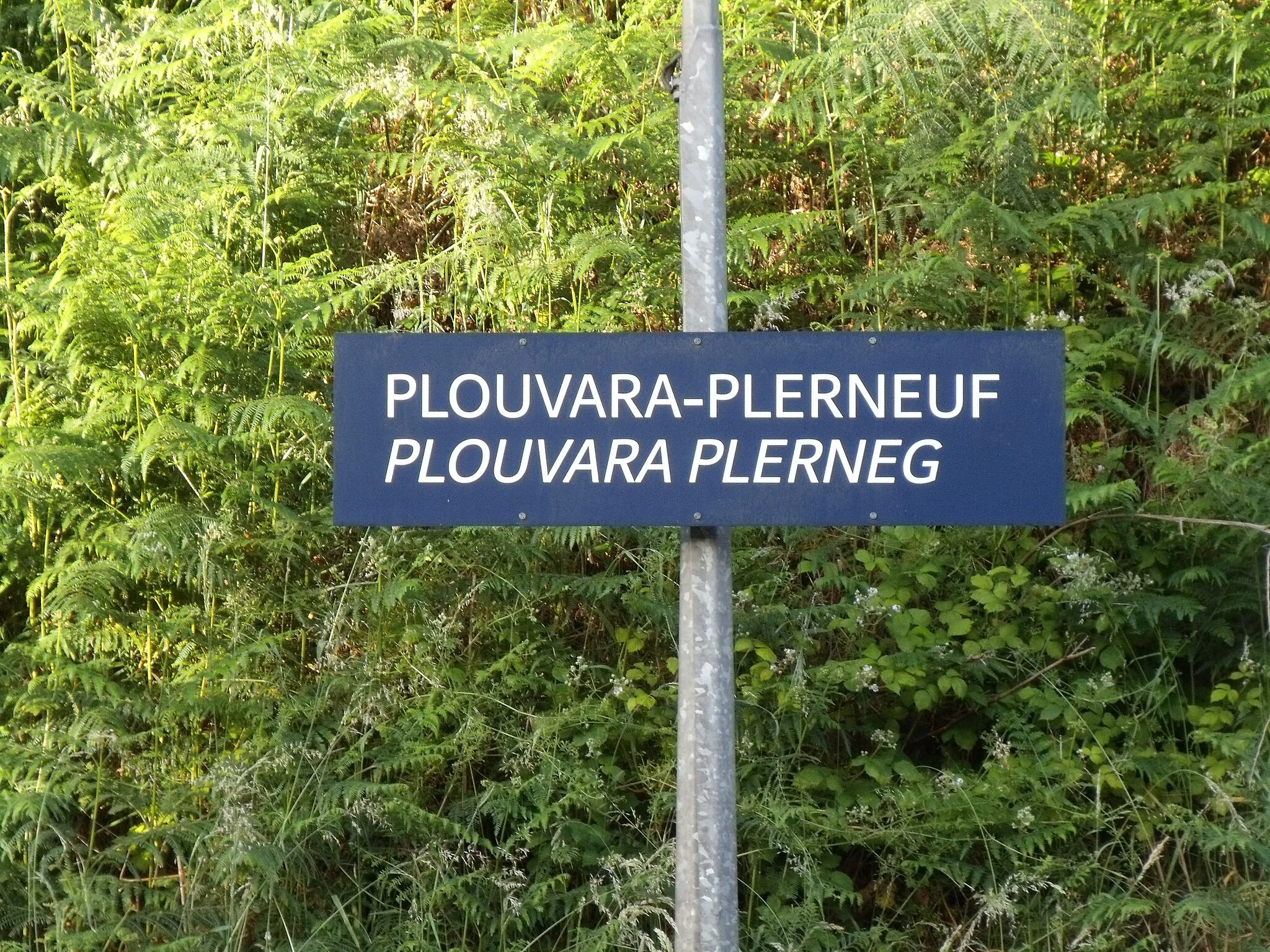 Photo showing: Le panneau en français et breton de la Gare de Plouvara - Plerneuf