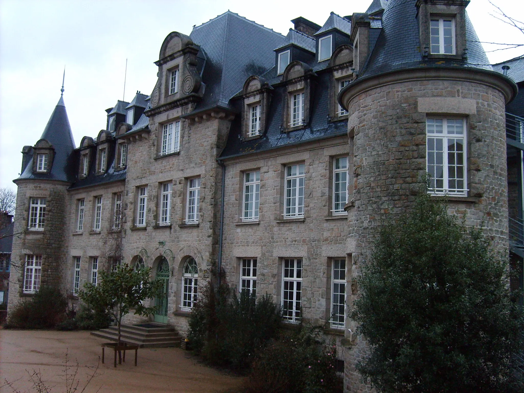 Photo showing: Le château de Lady Mond à Belle-Isle-en-Terre (Côtes-d'Armor, Bretagne, France); réplique construite en 1923 du château plus ancien de Coat-an-noz à Loc-Envel.