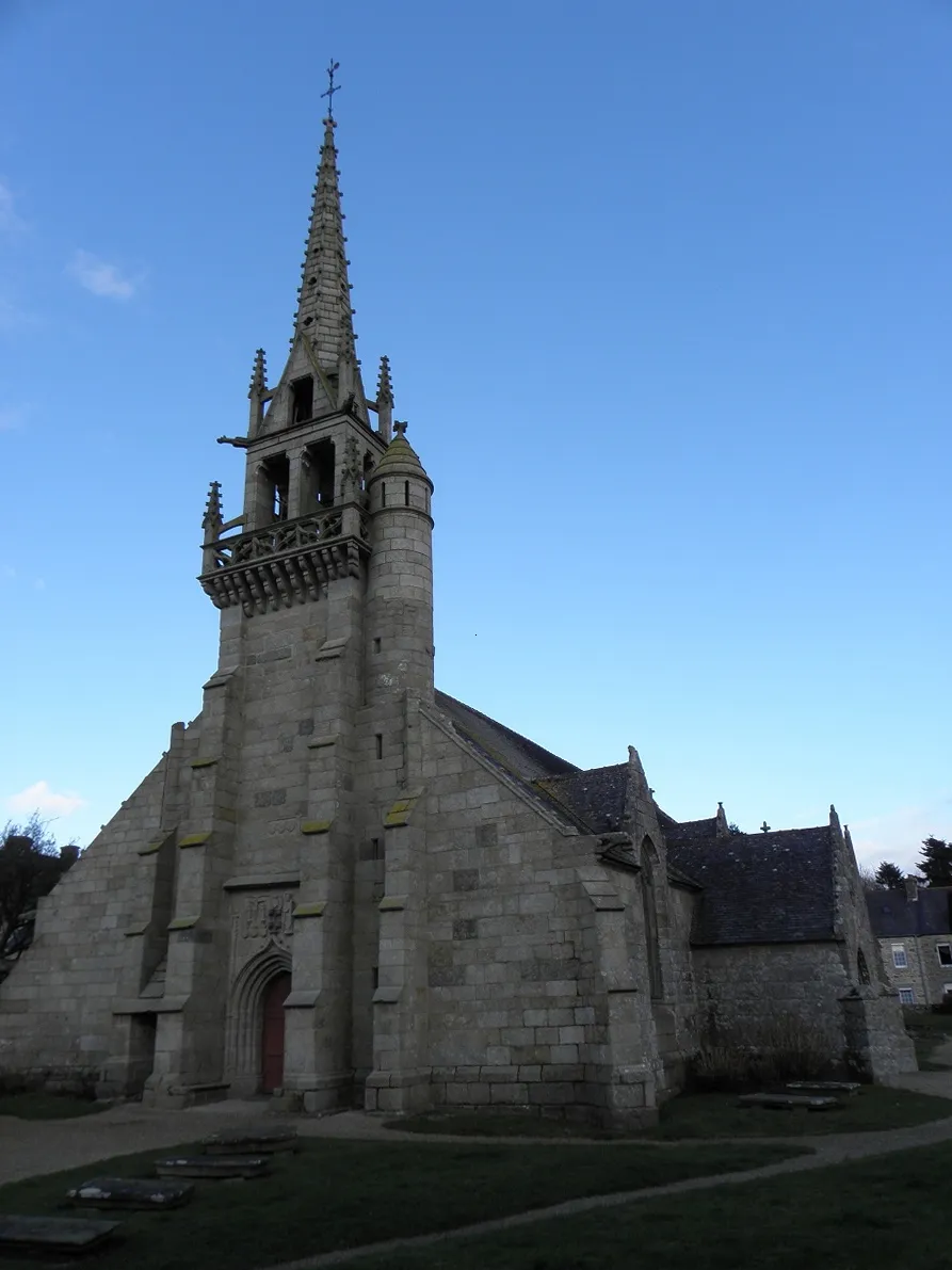 Photo showing: Église Saint-Pierre de Plounévez-Moëdec (22). Façade occidentale.