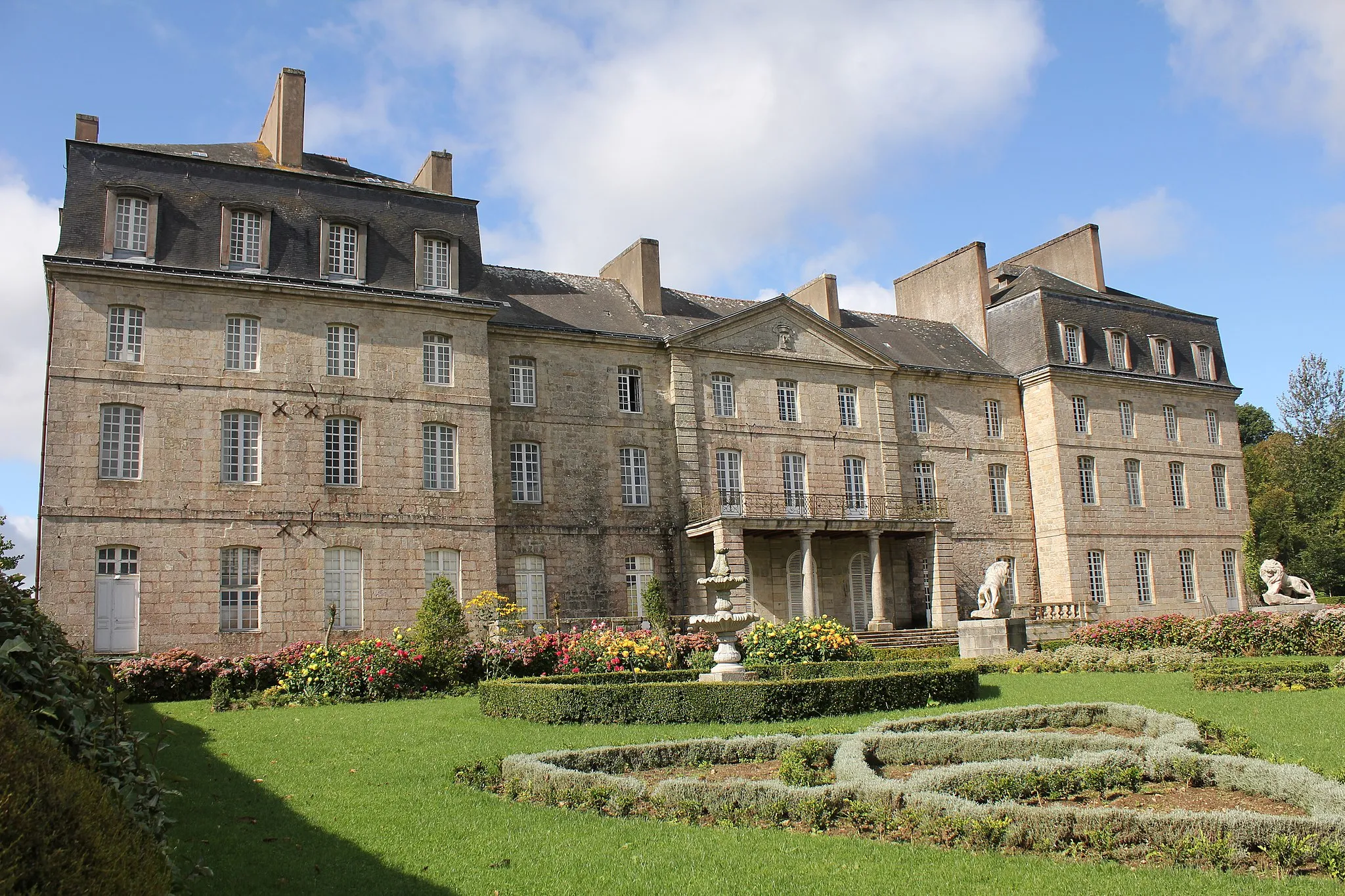 Photo showing: This building is inscrit au titre des monuments historiques de la France. It is indexed in the base Mérimée, a database of architectural heritage maintained by the French Ministry of Culture, under the reference PA00089202 .