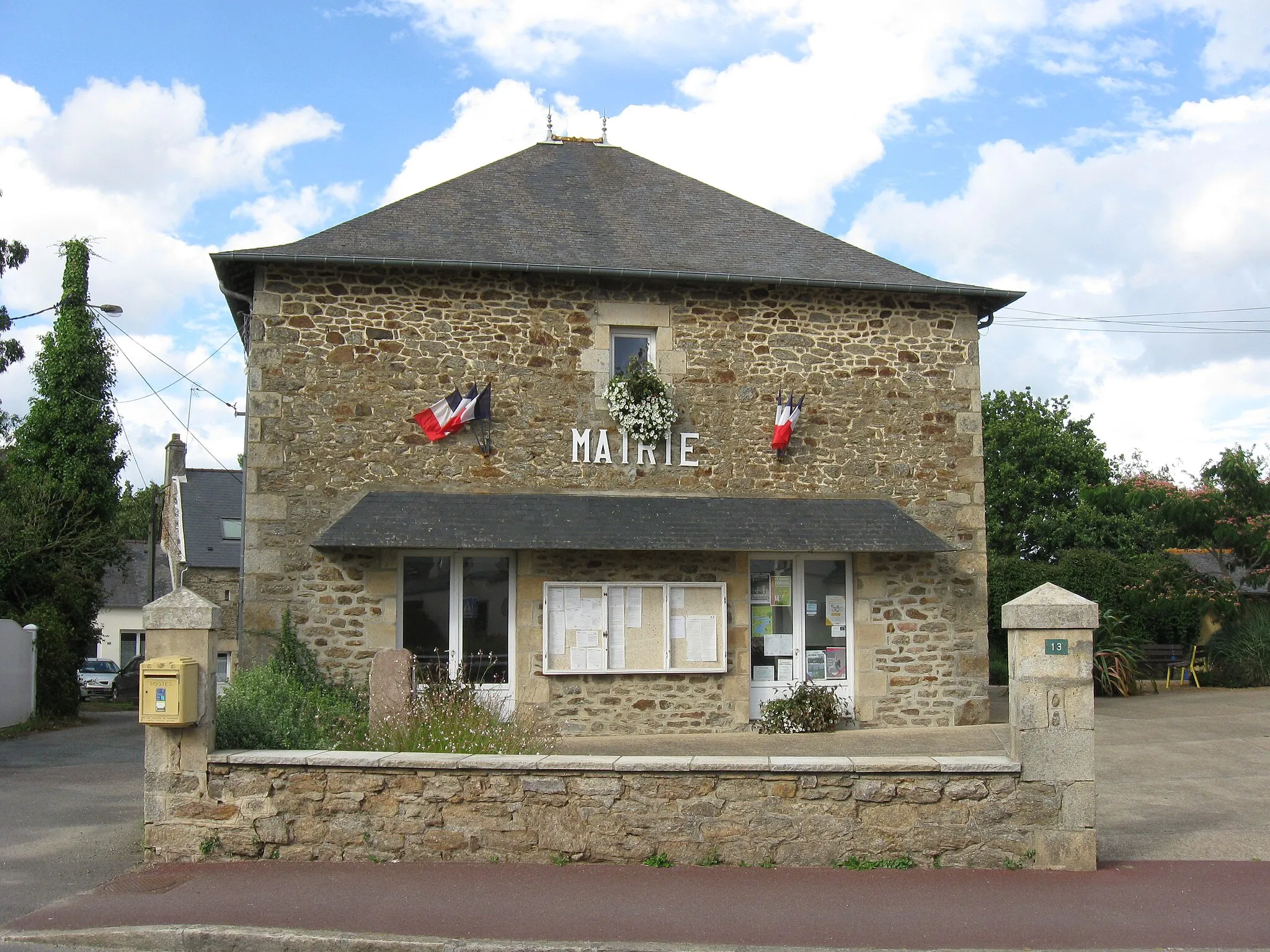 Photo showing: La mairie de Pluduno. (Côtes-d'Armor, région Bretagne).