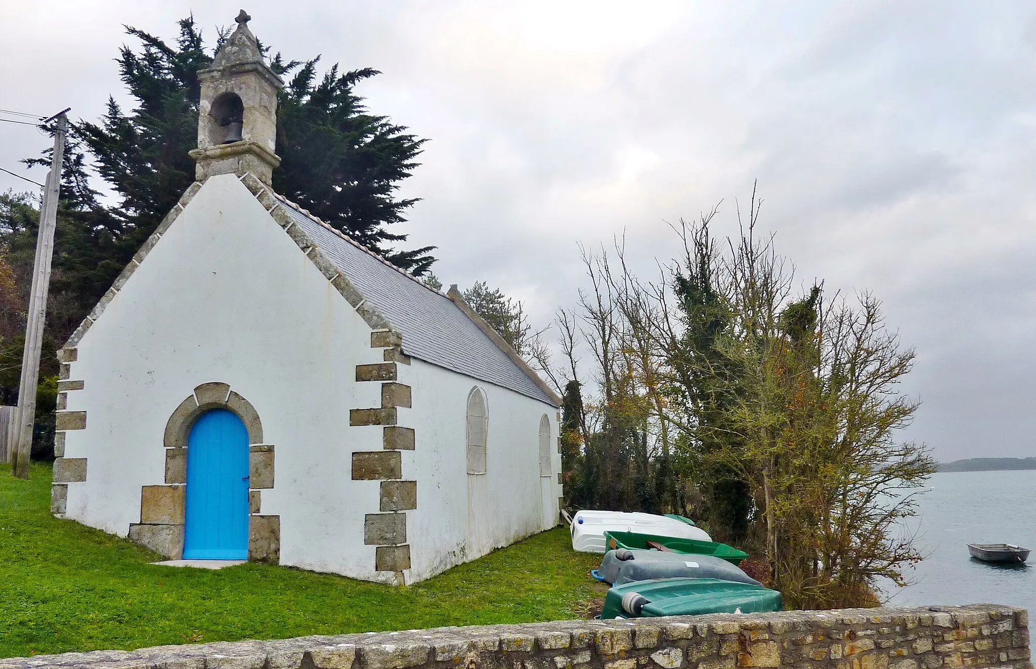 Photo showing: Plouhinec (Morbihan) : la chapelle Saint-Guillaume (rive droite de la Rivière d'Étel, en amont du Pont Lorois).