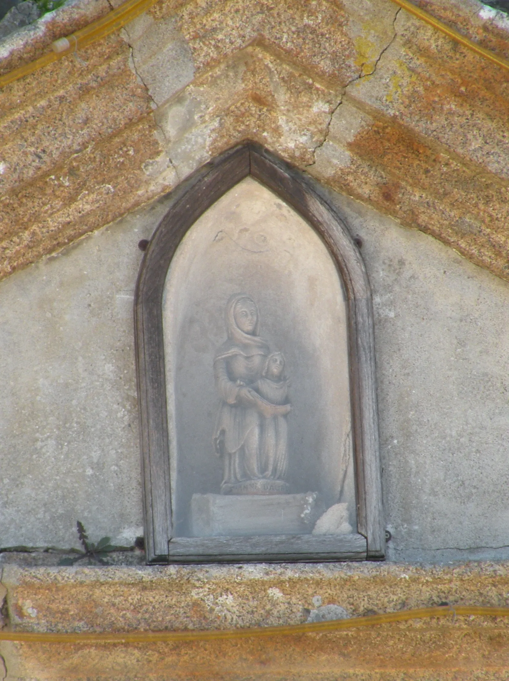 Photo showing: Statuette (éducation de la Vierge par Sainte-Anne) du fronton de l’église de Nouvoitou (Ille-et-Vilaine).