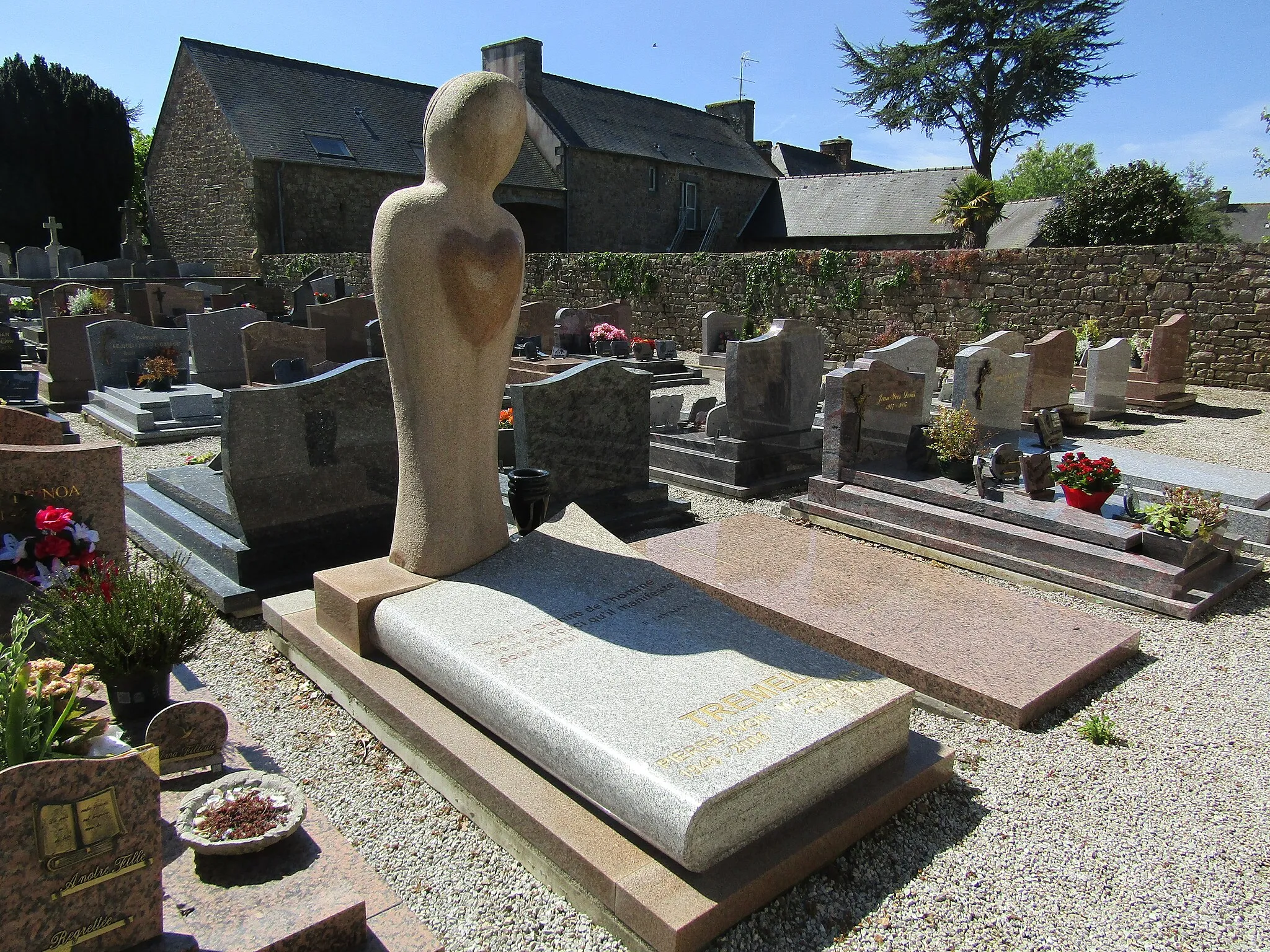 Photo showing: Sépulture de Pierre-Yvon Trémel à Cavan (22)