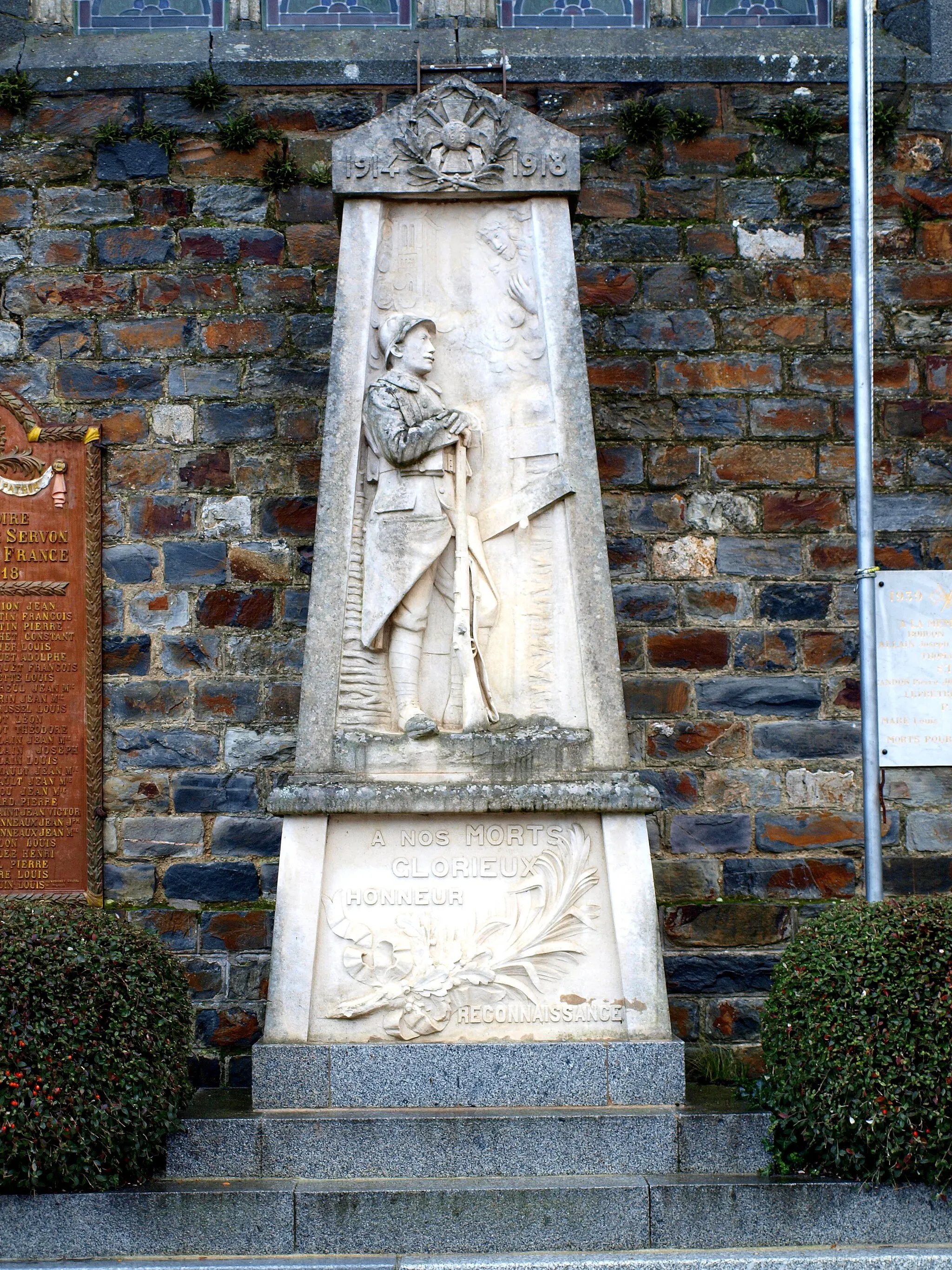 Photo showing: Servon-sur-Vilaine (Ille-et-Vilaine, France), monument aux morts