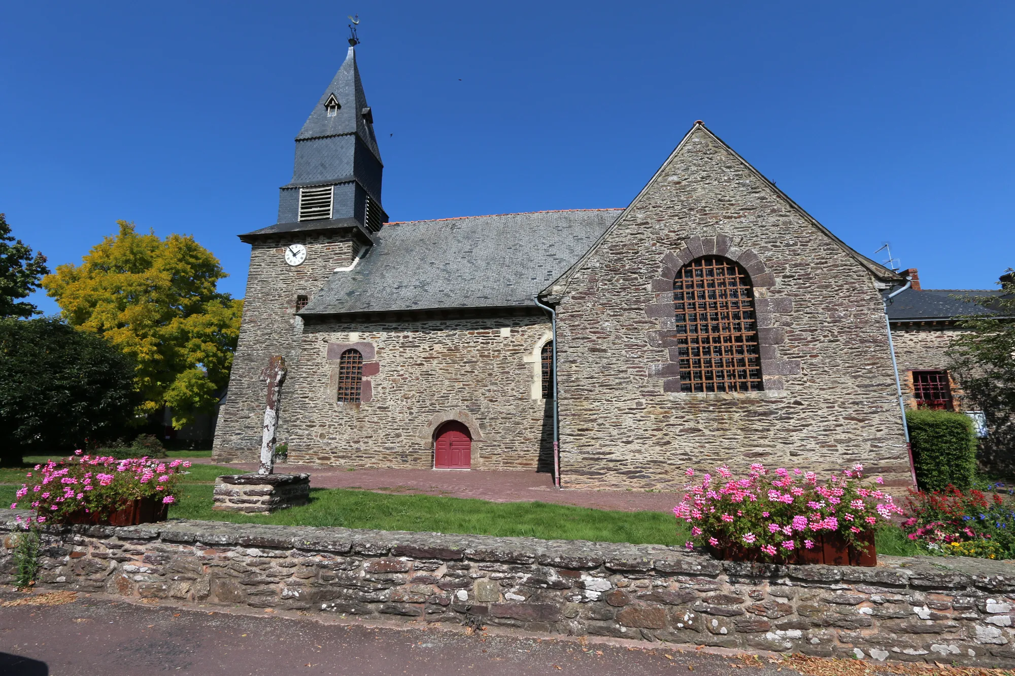 Photo showing: Église St-pierre du Verger