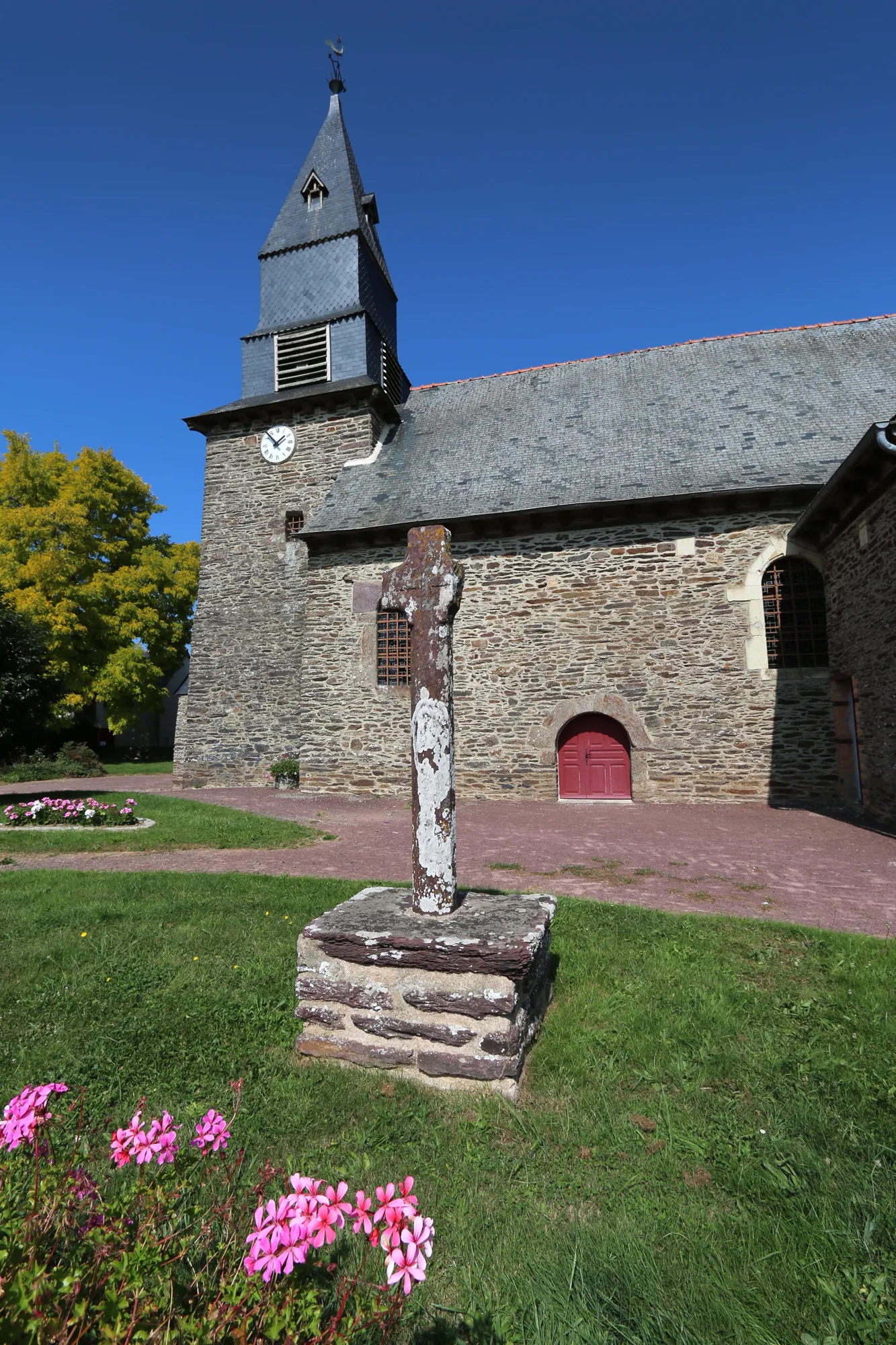 Photo showing: Le croix de l'église St-pierre du Verger