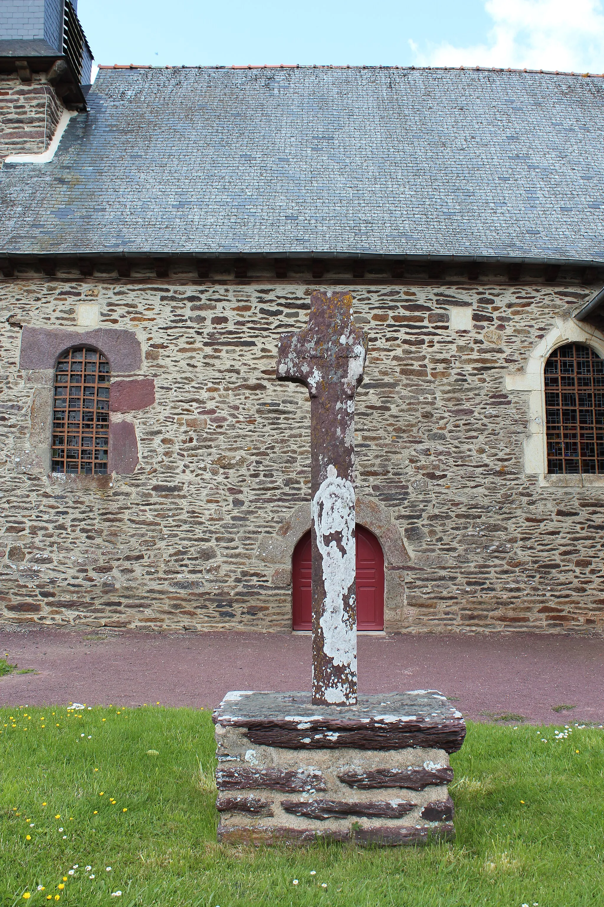 Photo showing: Croix proche de l'église Saint-Pierre du Verger.