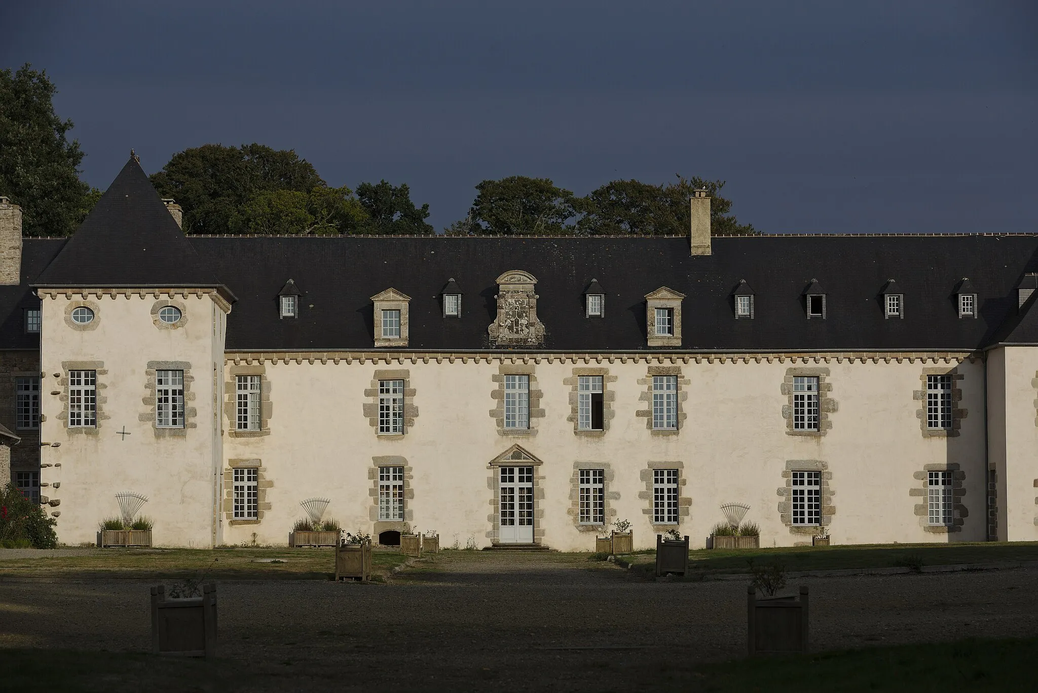 Photo showing: This building is indexed in the base Mérimée, a database of architectural heritage maintained by the French Ministry of Culture, under the reference PA22000004 .