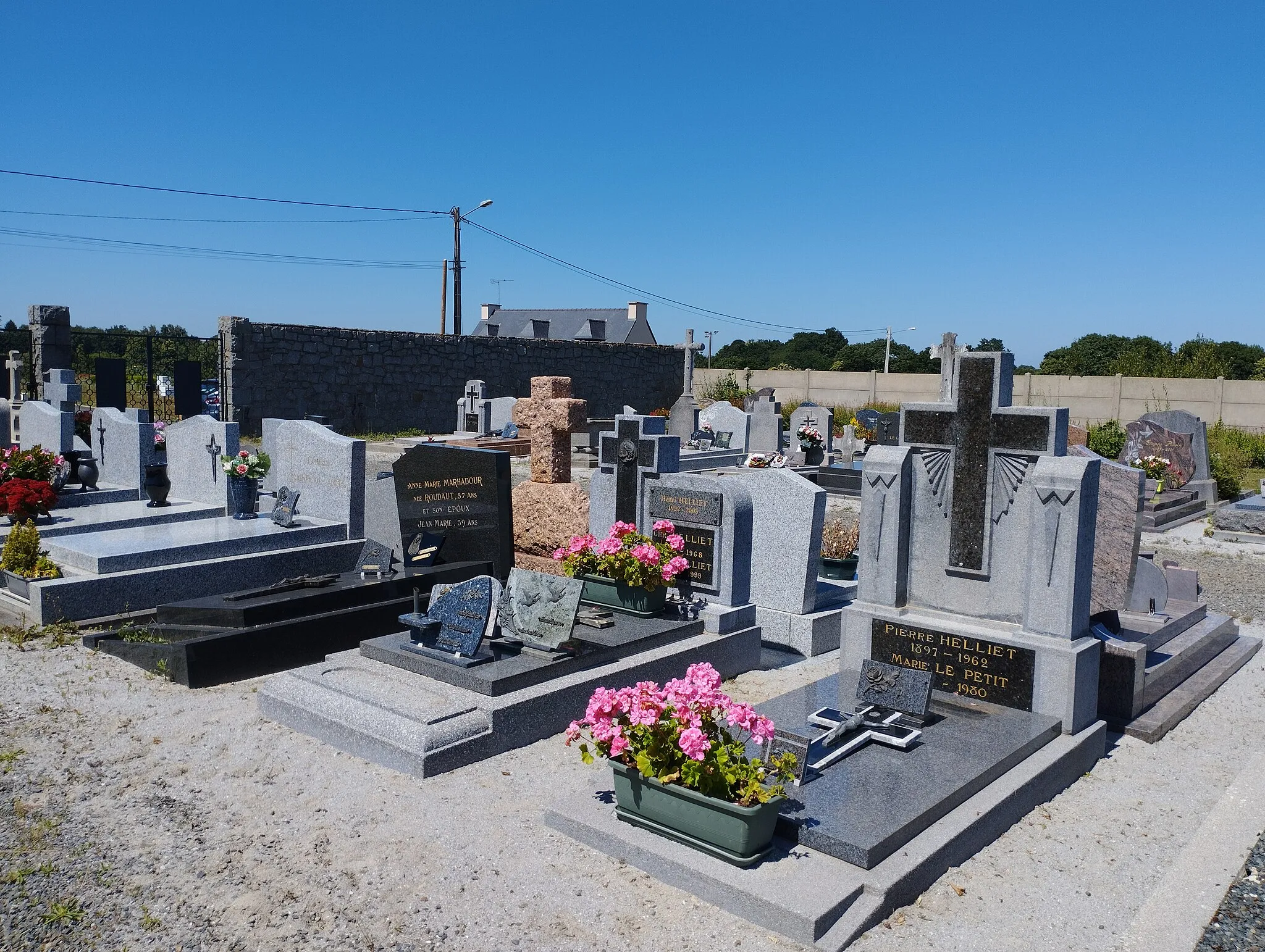 Photo showing: Vue d'ensemble sur le cimetière de Tréméloir.